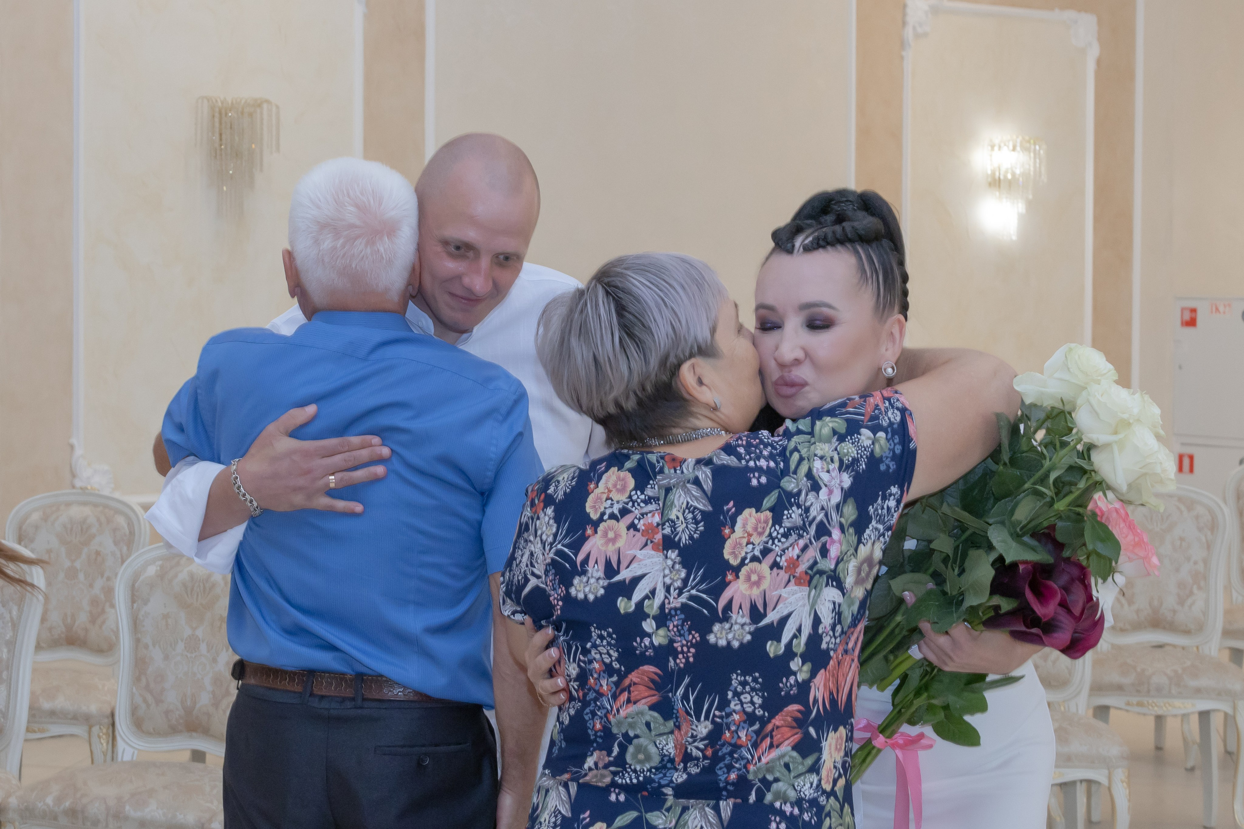 Родители обнимают жениха и невесту