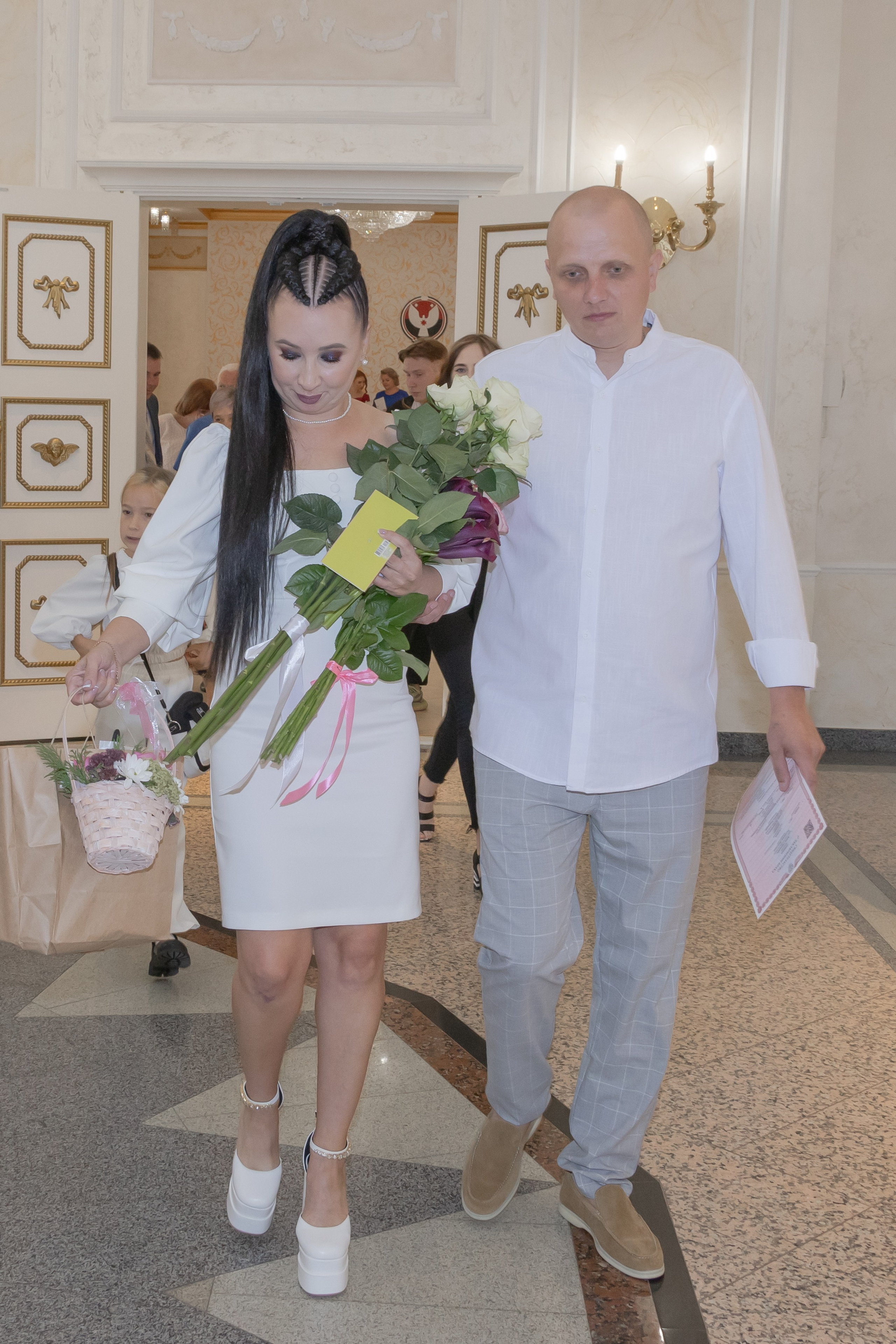 Жених и невеста выходят из зала