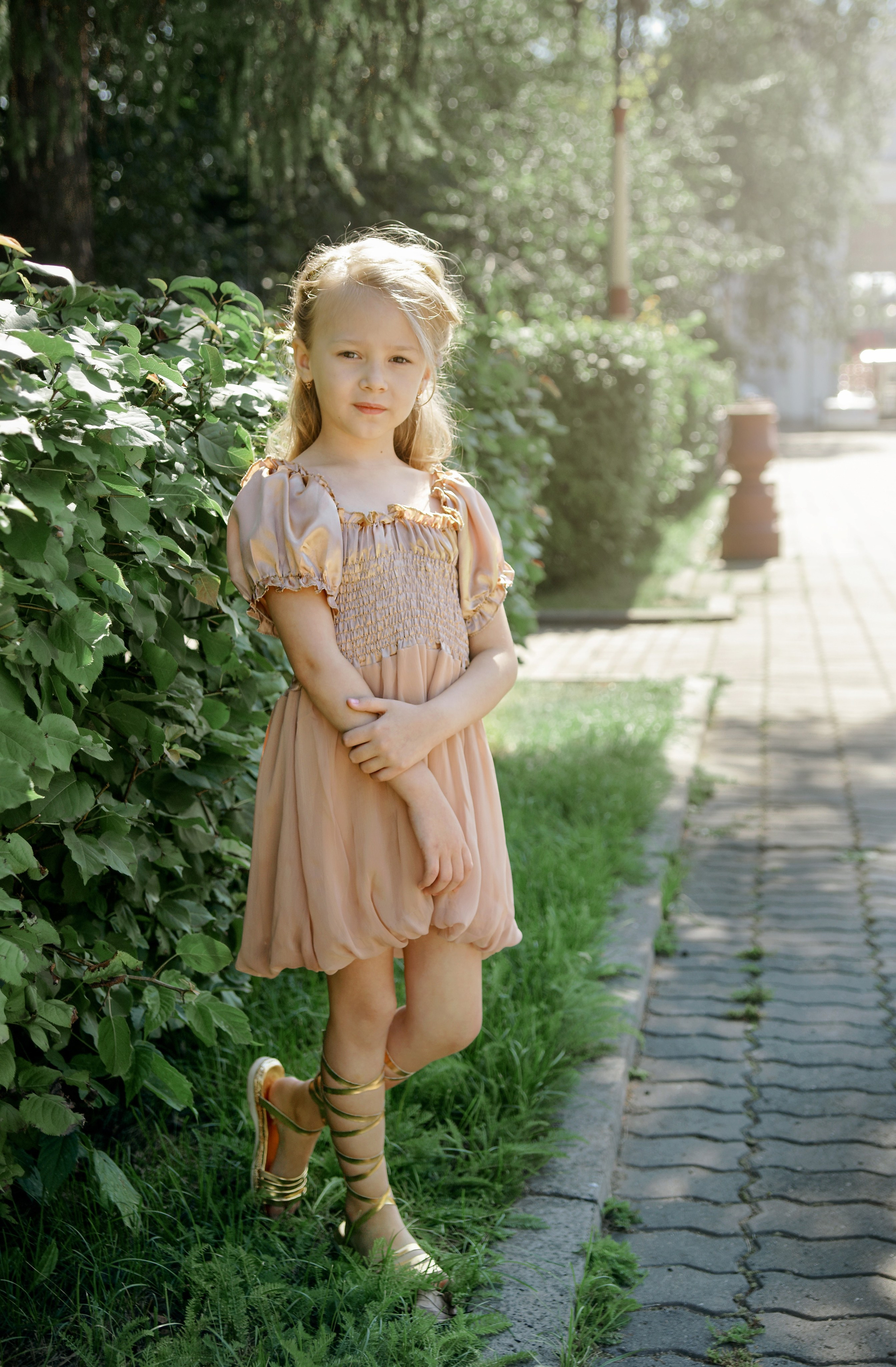 Детская фотосессия летом - девочка стоя в греческом стиле