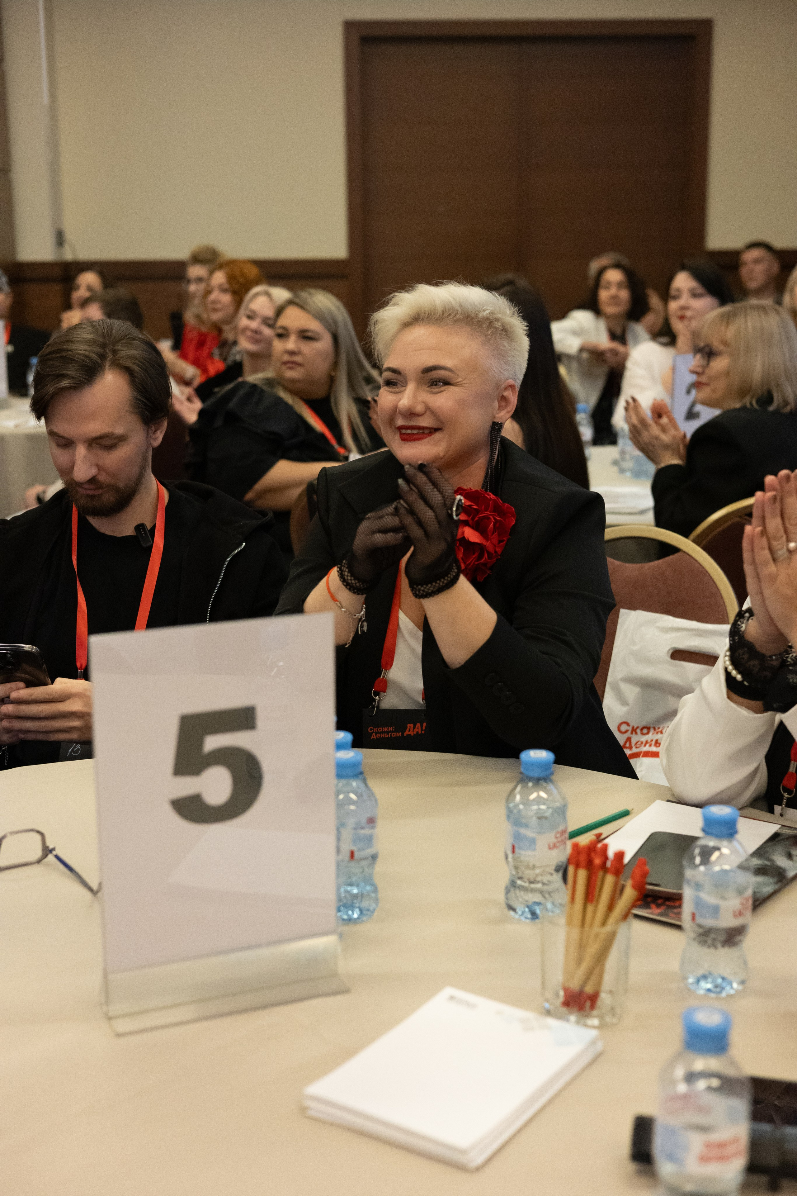 «СКАЖИ ДЕНЬГАМ ДА». Фотограф Красноярск съемки лавстори, фотосессия в студии, портретная съемка, творческие фотосессии