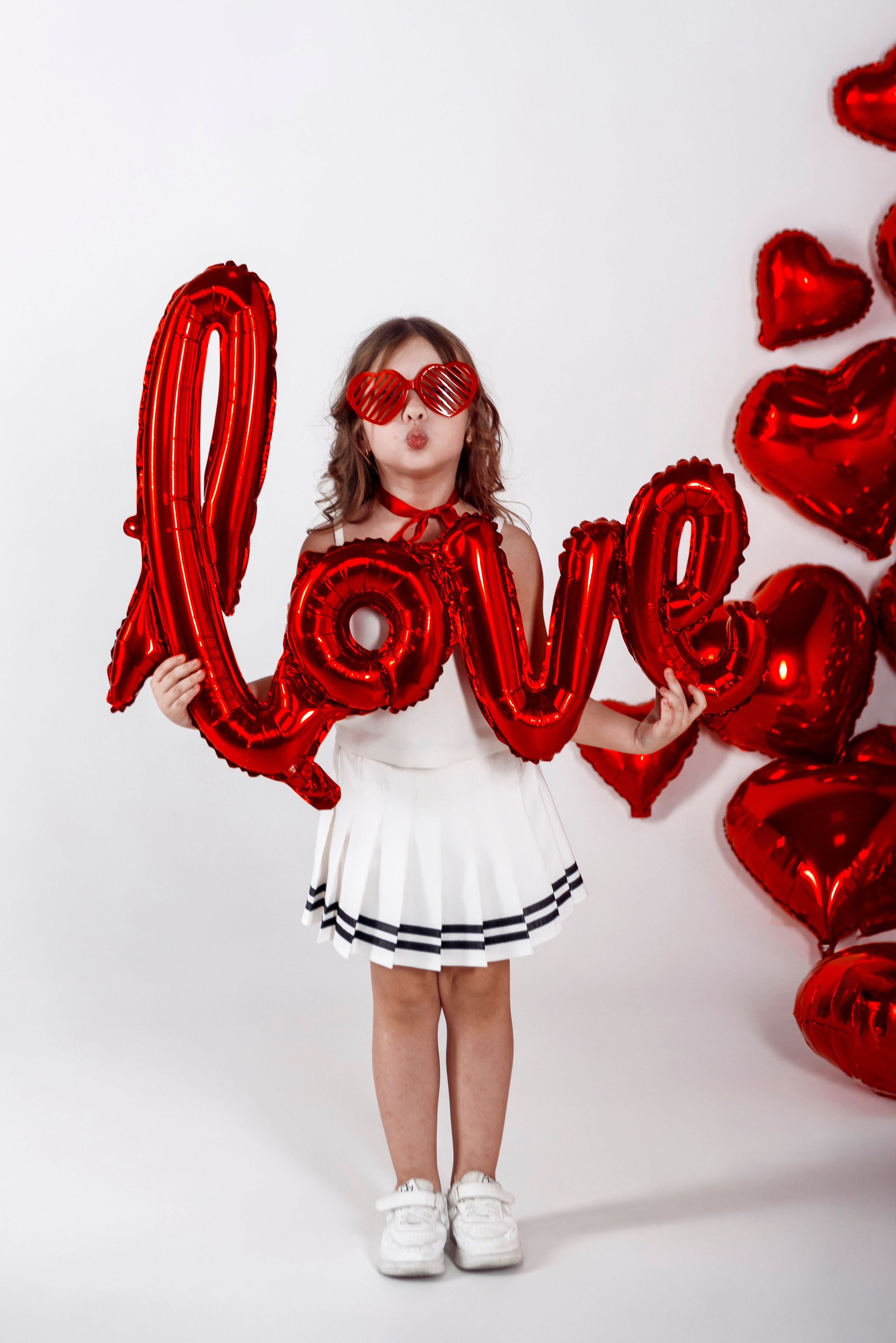 Детская фотосессия с красными сердцами в фотостудии Сочи. Детский студийный фотограф Сочи