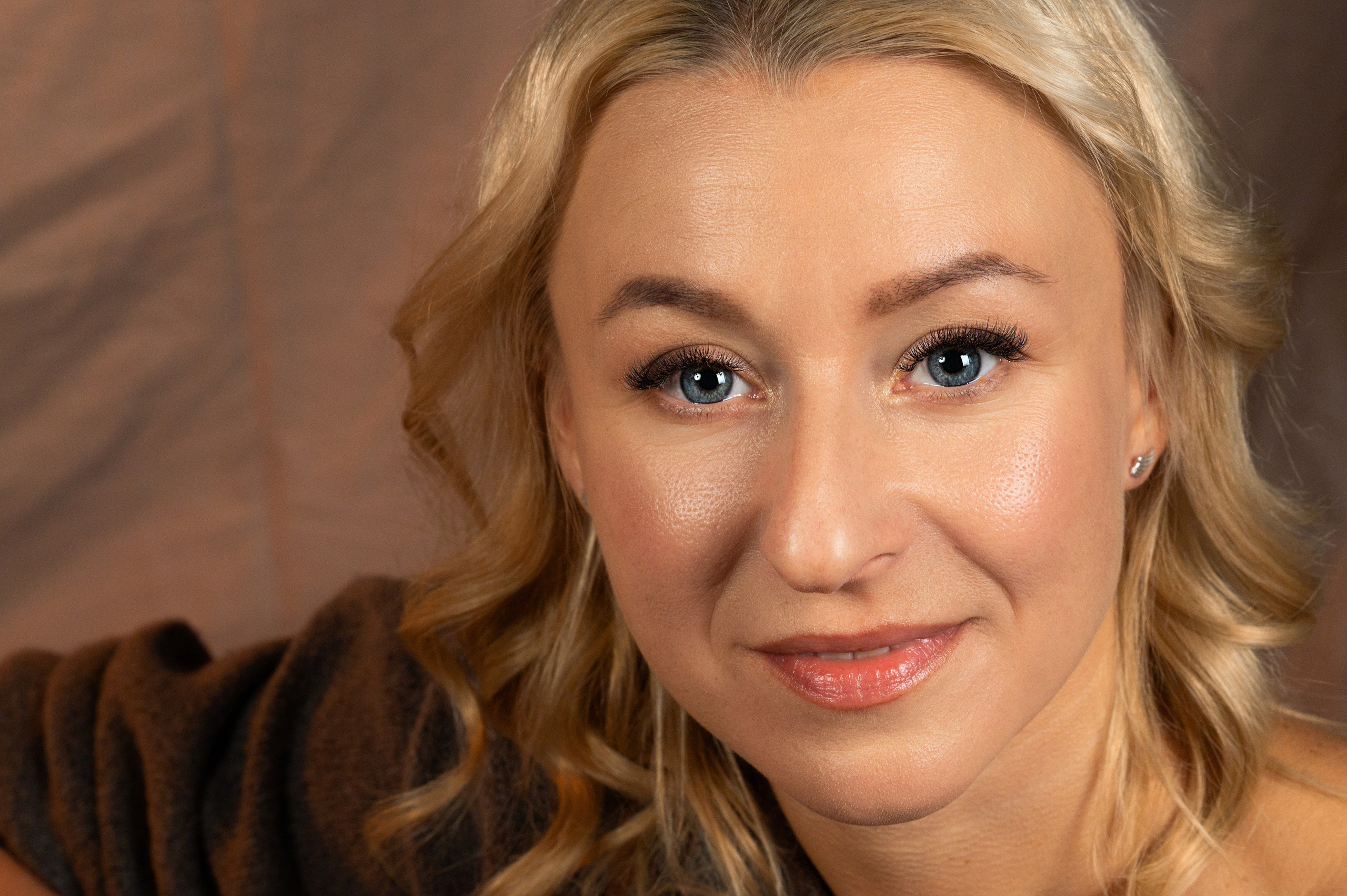 Фотосессия девушки на диване с чашкой кофе