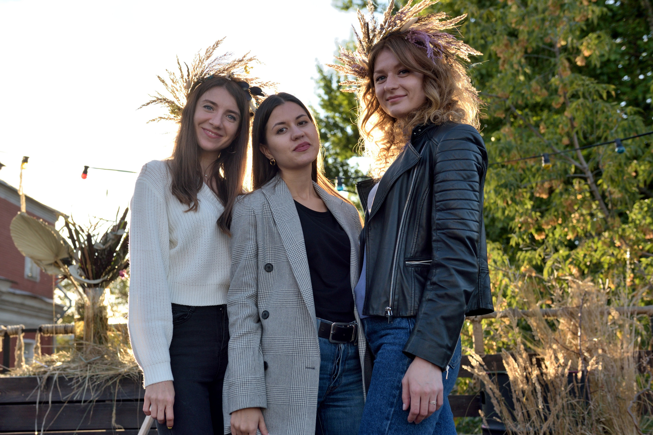 "Красивые девушки позируют на мероприятии студии "Камыш".