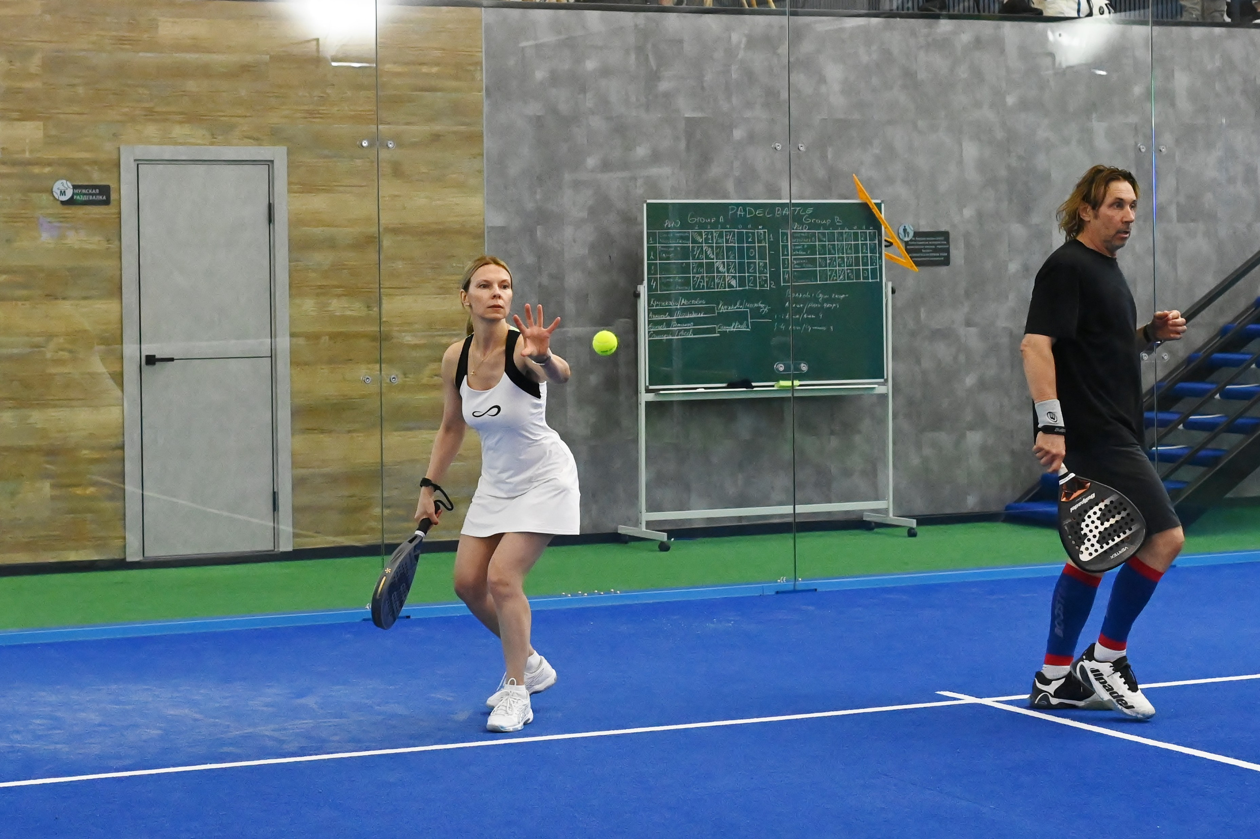 девушка играет в падел