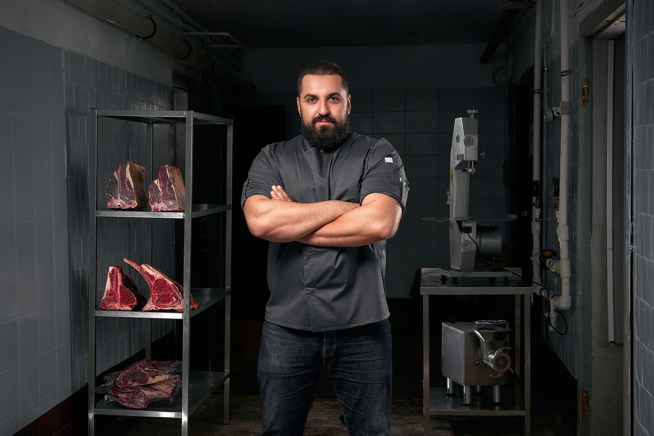 Бизнес портрет руководителя компании на производстве