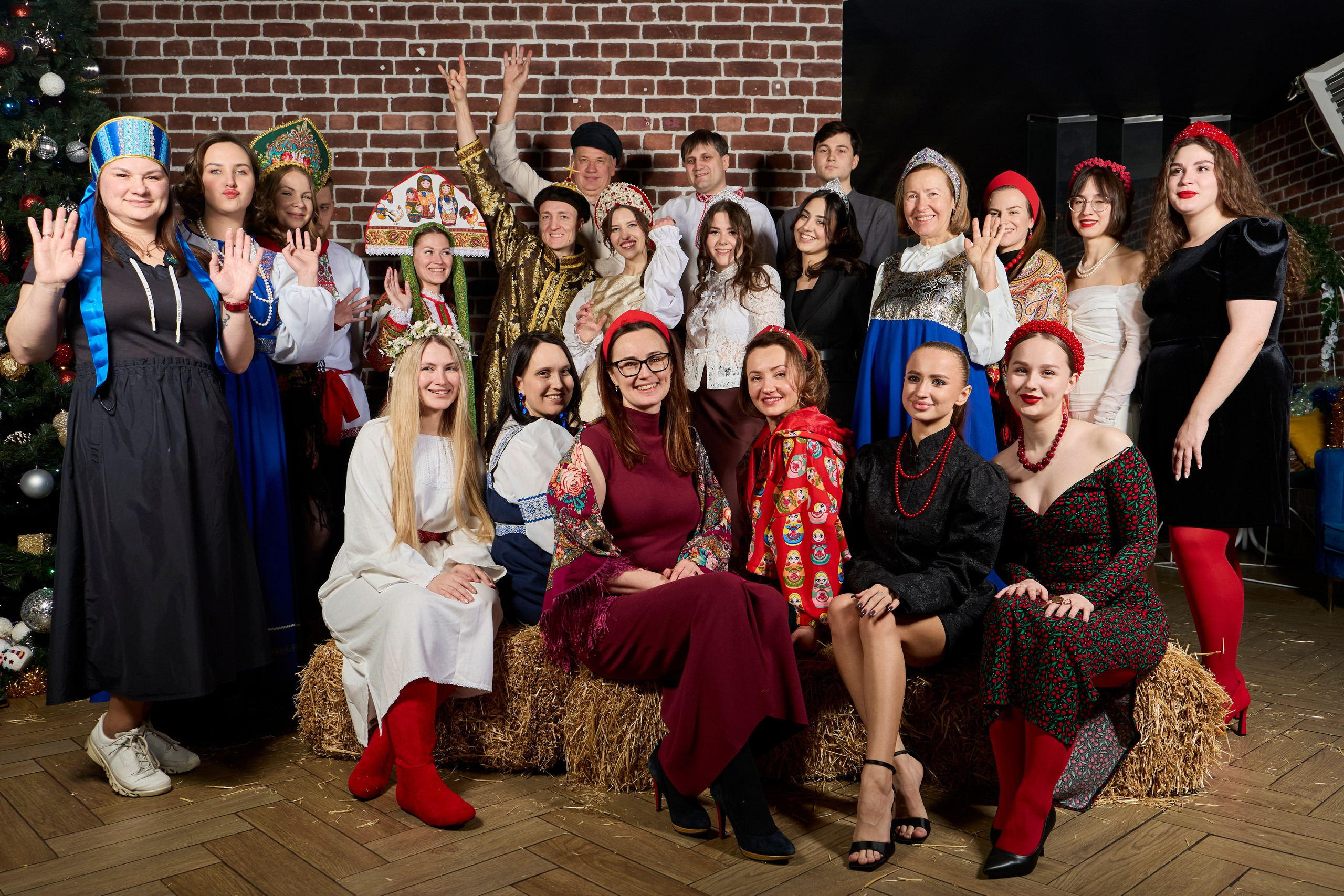 Групповая фотография сотрудников в народных костюмах на корпоративе в Москве.