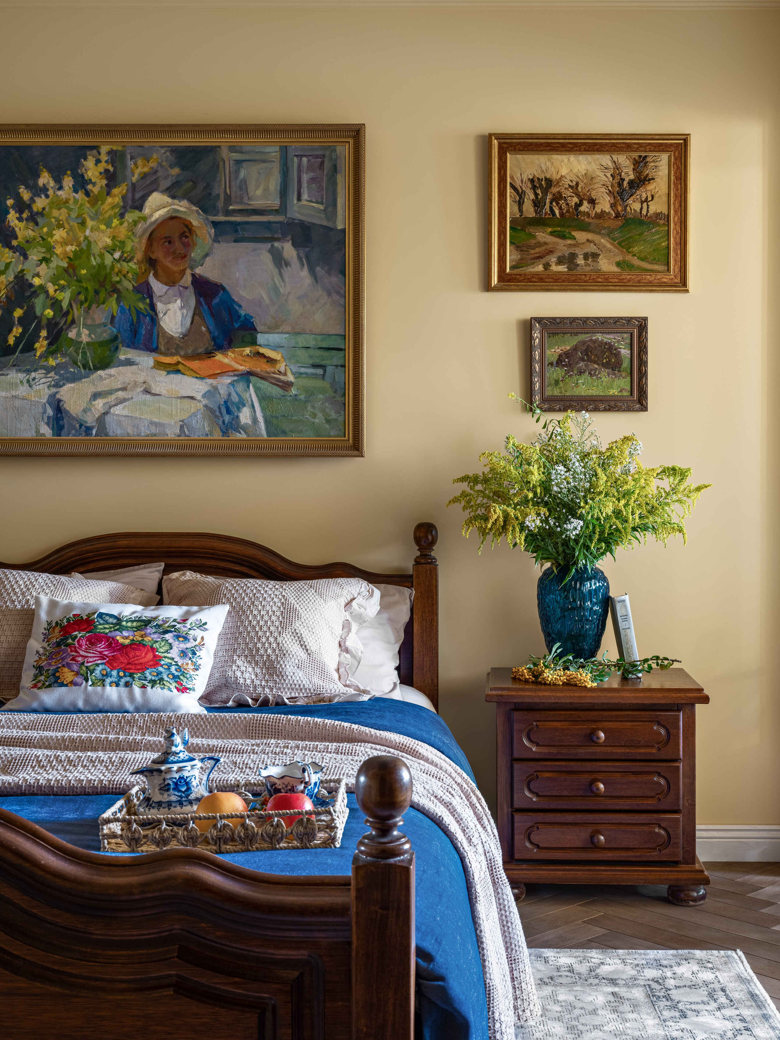 Интерьер спальни, сочетающий современный дизайн и уютный стиль с яркими деталями, винтажными элементами и гармонией декора; проект дизайнеров Юлии Капункиной и Альбины Терещенко, стилистика Алины Нелень, фото Сергея Денисенко.