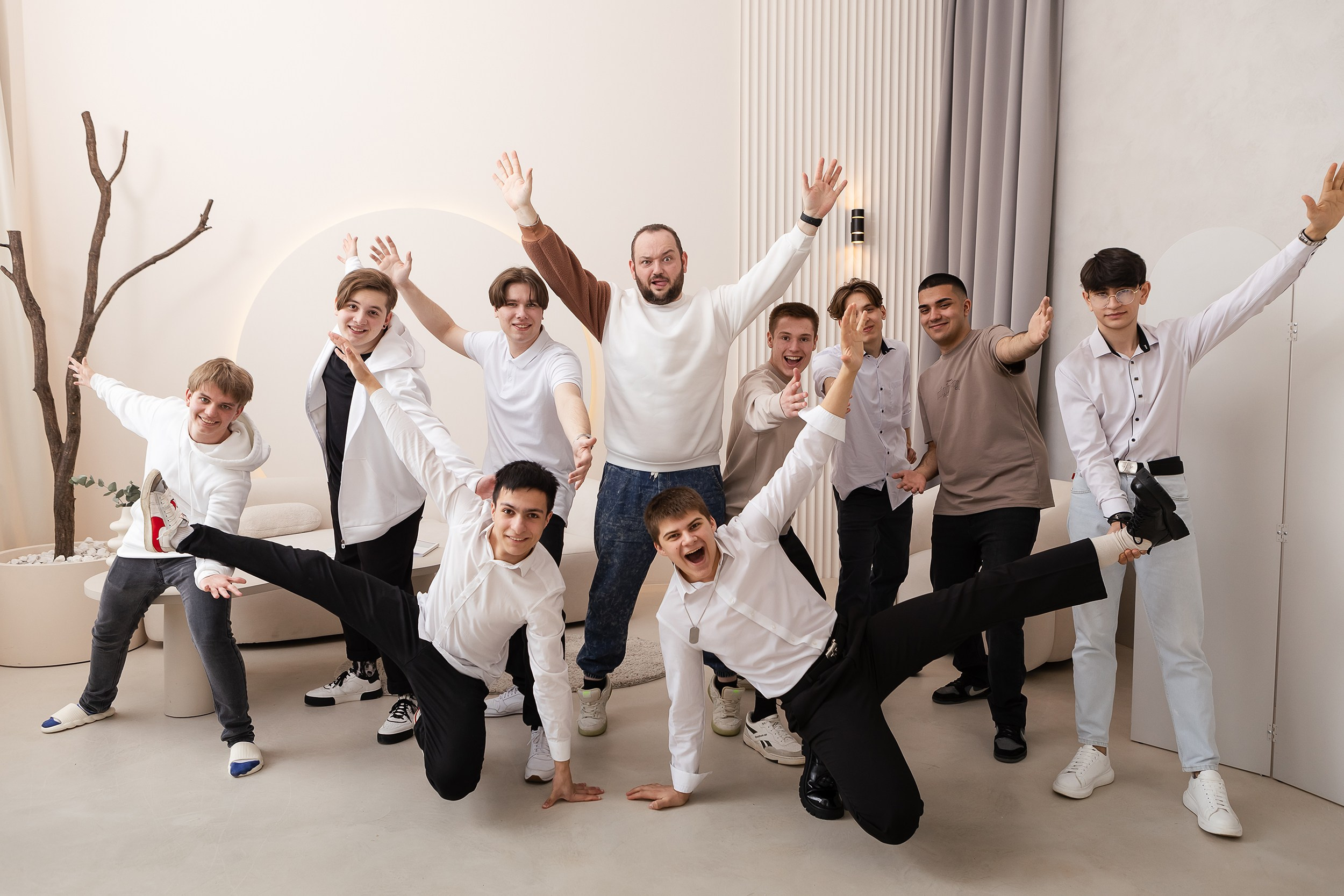 Веселое фото друзей школьников