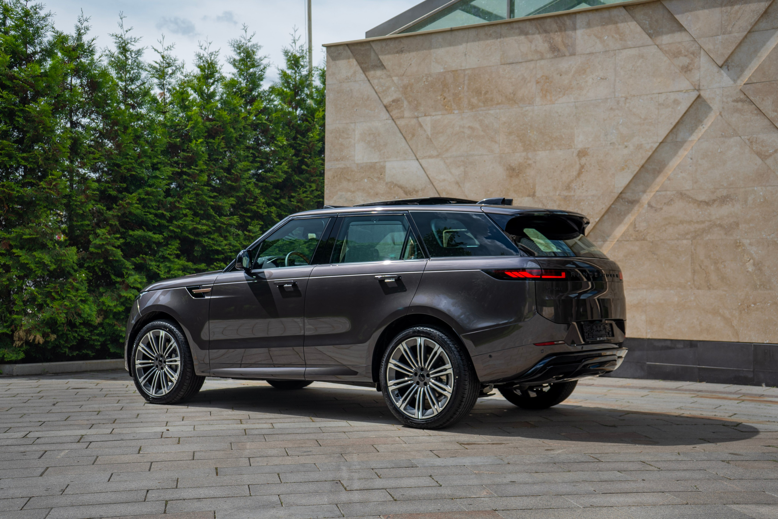 Range Rover Sport 2026. Автомобильный фотограф Ногинск Денис Городок