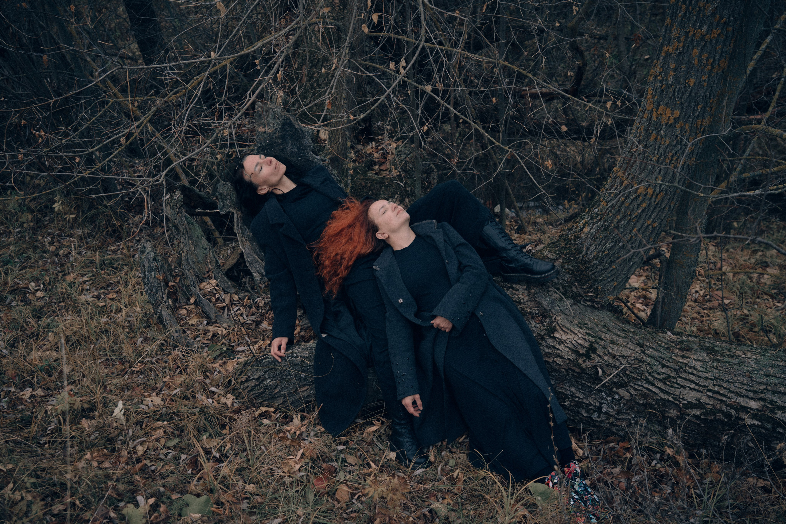 Фотосессия в осеннем лесу для подруг, фотопрогулка для девушек, фото в лесу 