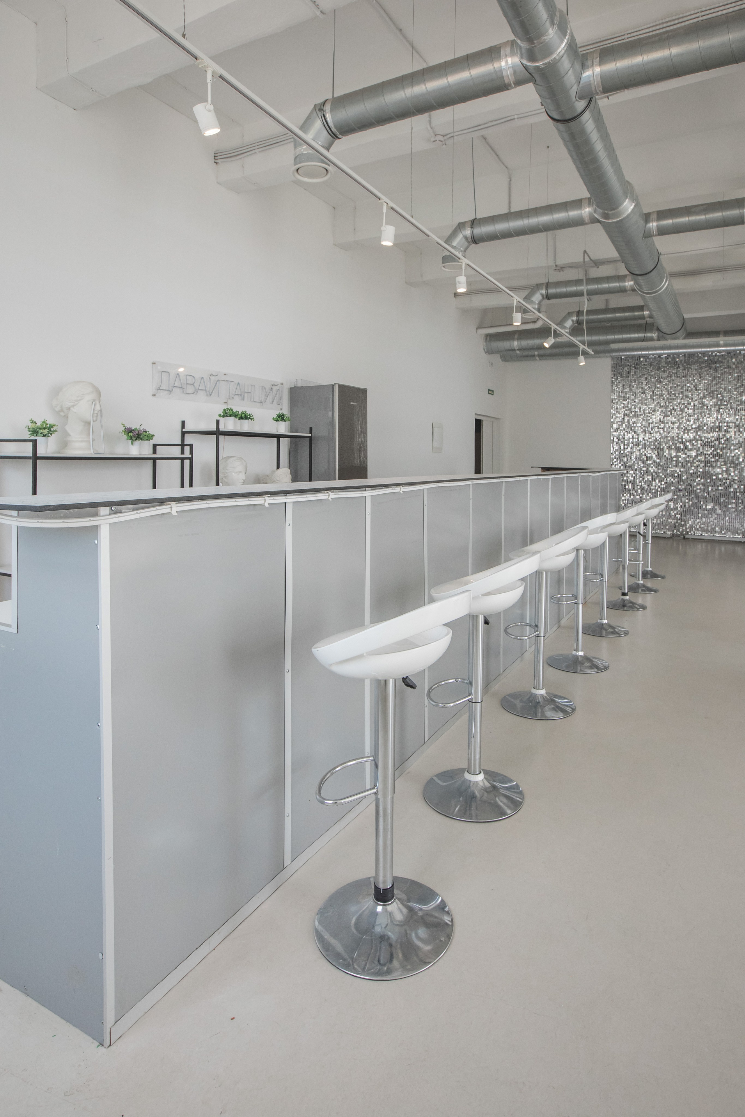 Mr. White (лето). Аренда лофта в СПб для мероприятий