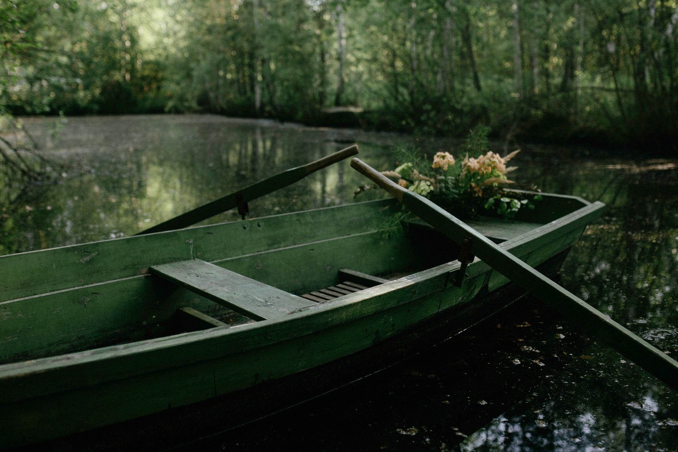 Лодка на Озере — природная локация для фотосессий в Зачарованном саду, Екатеринбург. Фотостудия «Зачарованный Сад» в 20 минутах от центра Екатеринбурга