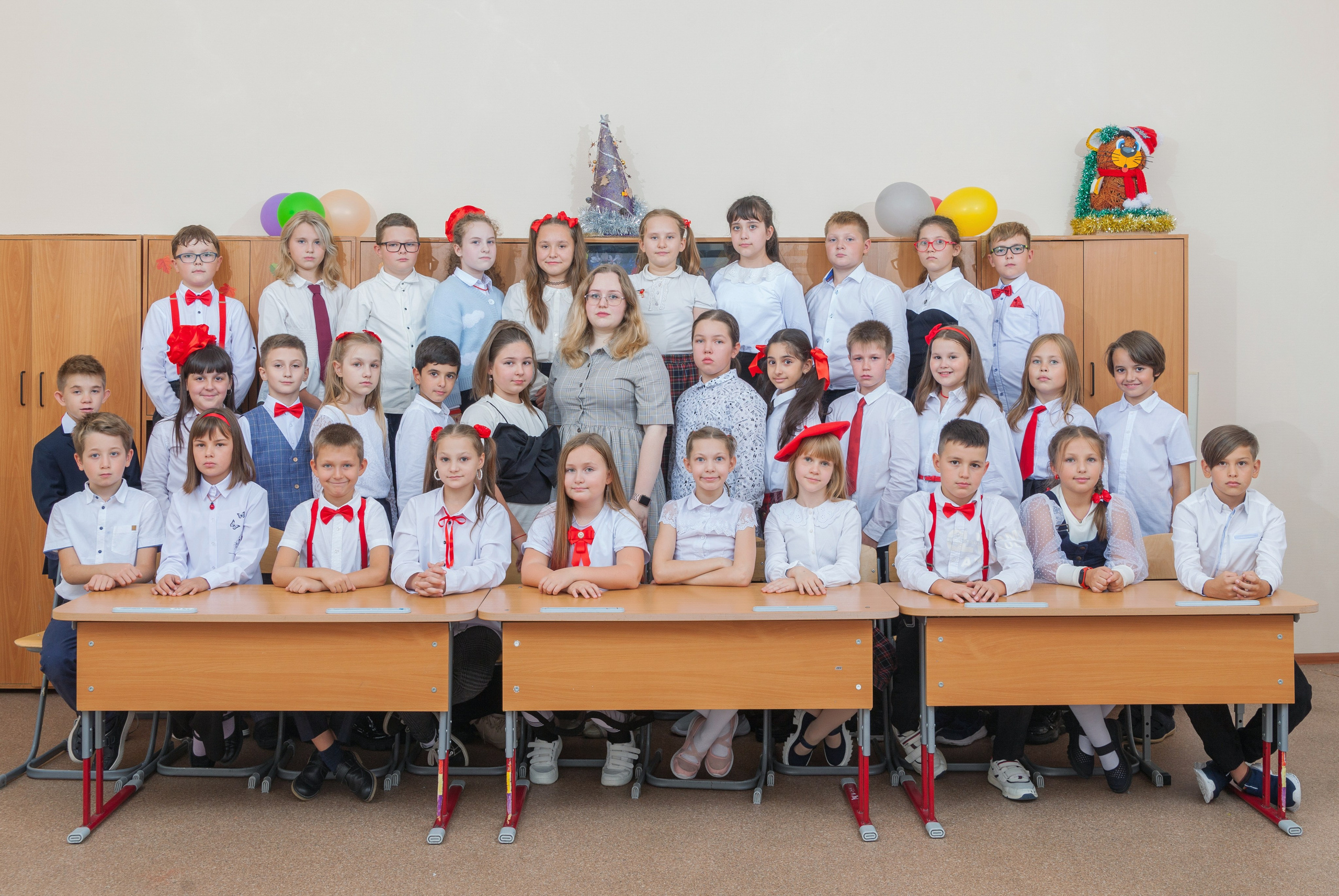 Общая фотография 4 класса снятая в школьном классе