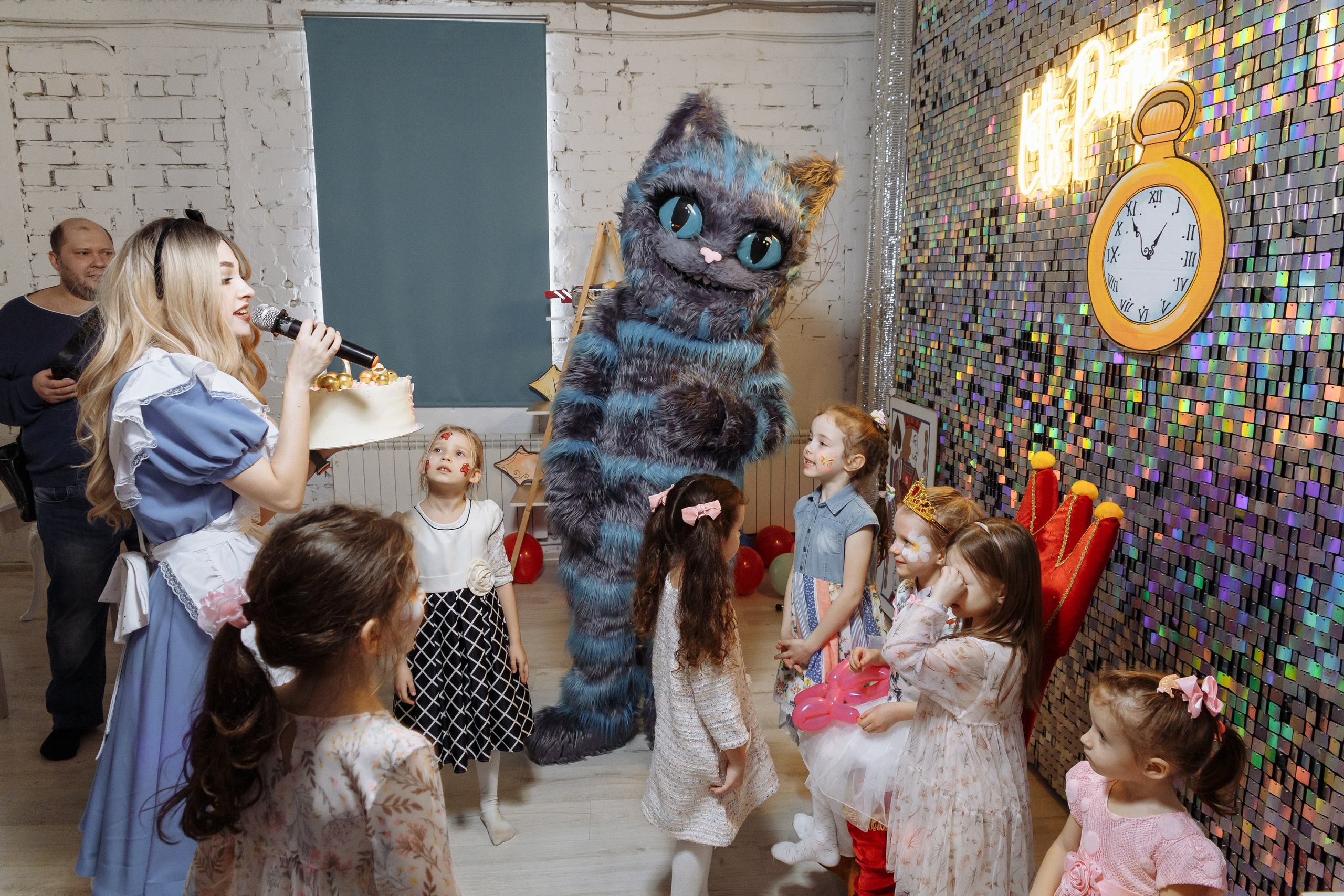 Олеся празднует свое 6 летие в компании Алисы, Чеширского кота и друзей. Событийный фотограф Максим Бескоровайновнов