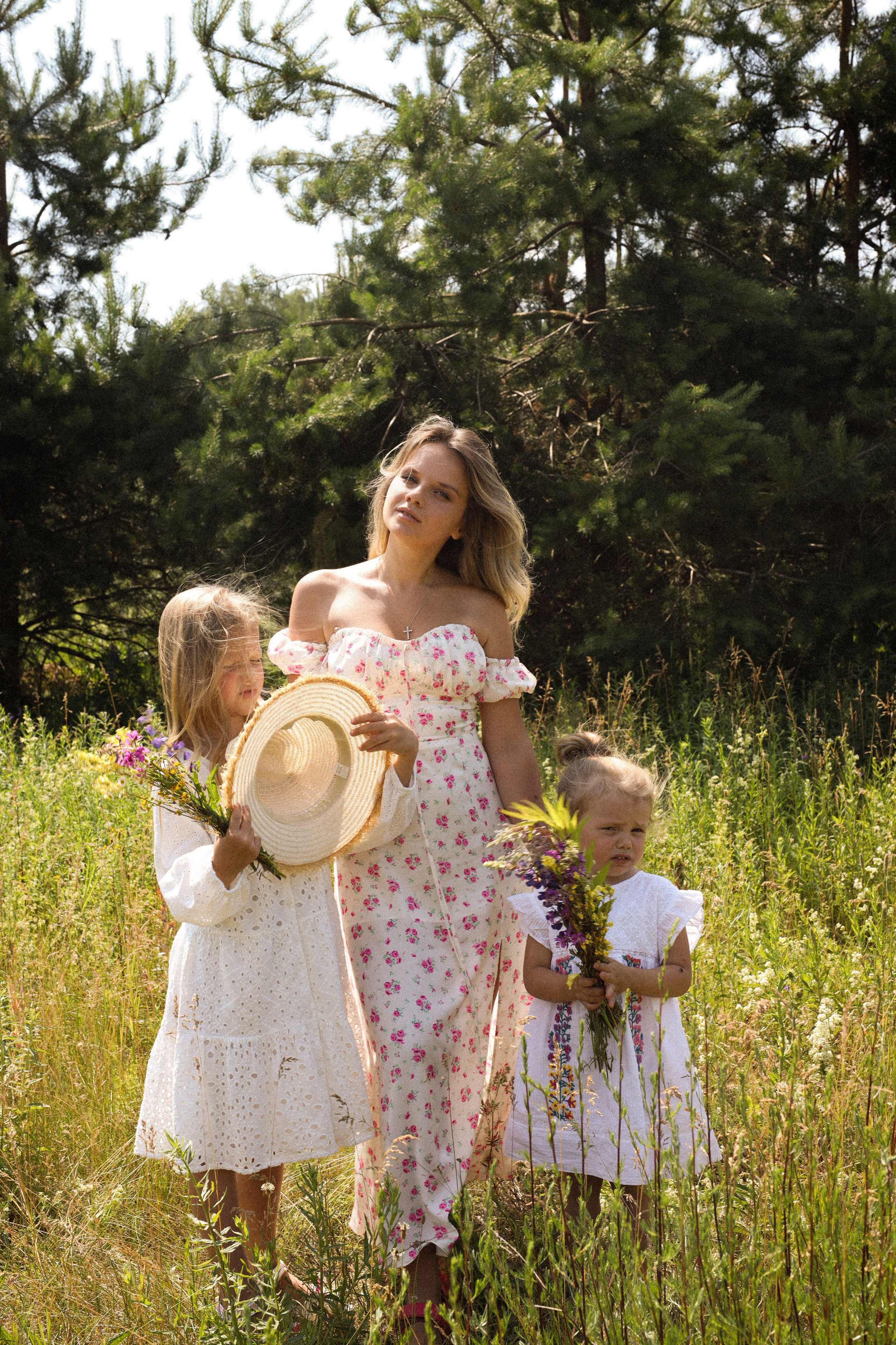 Даша и дочки в поле 🌾. Фотограф Нижний Новгород Юлия Болдырева