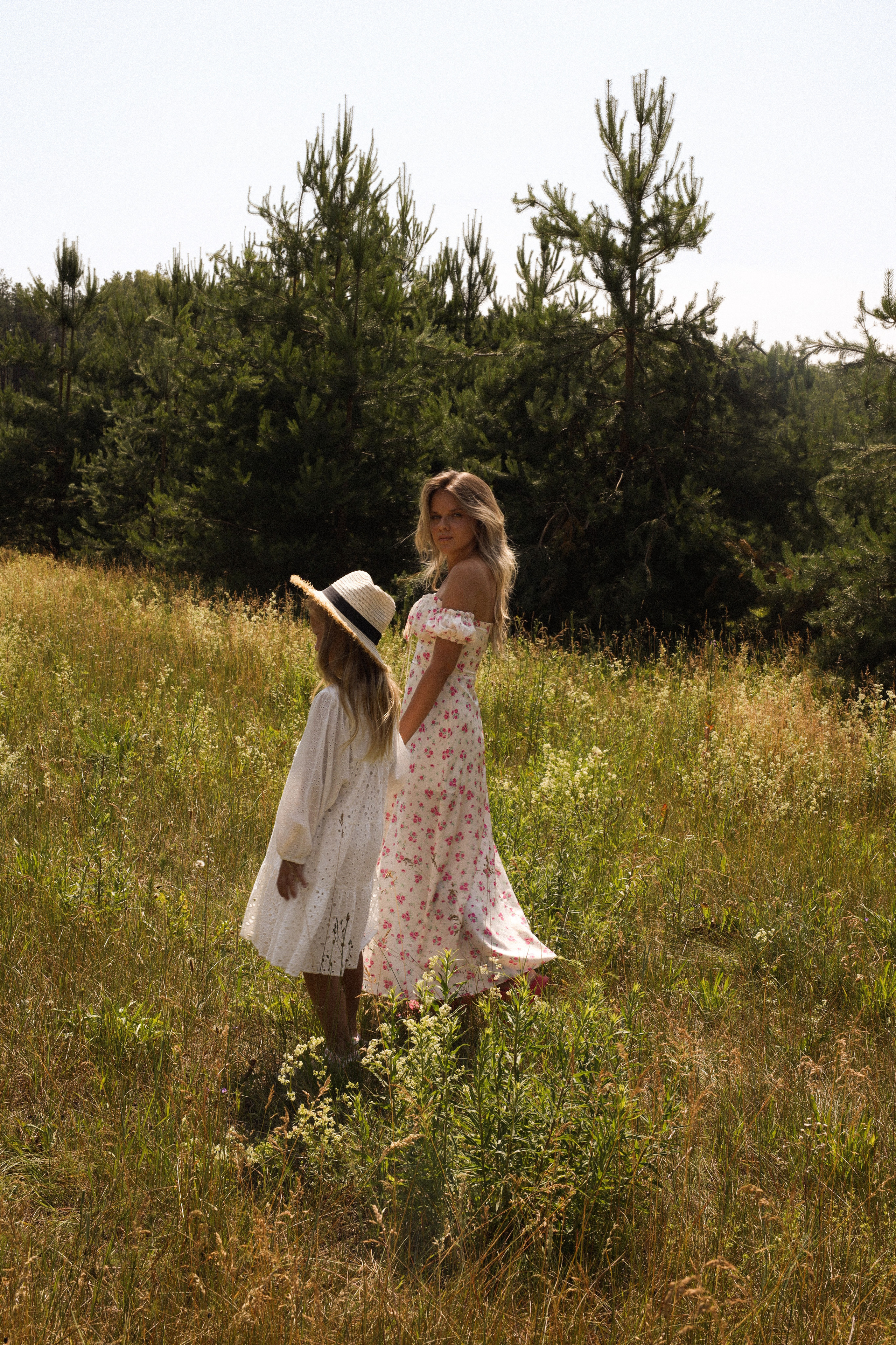 Даша и дочки в поле 🌾. Фотограф Нижний Новгород Юлия Болдырева