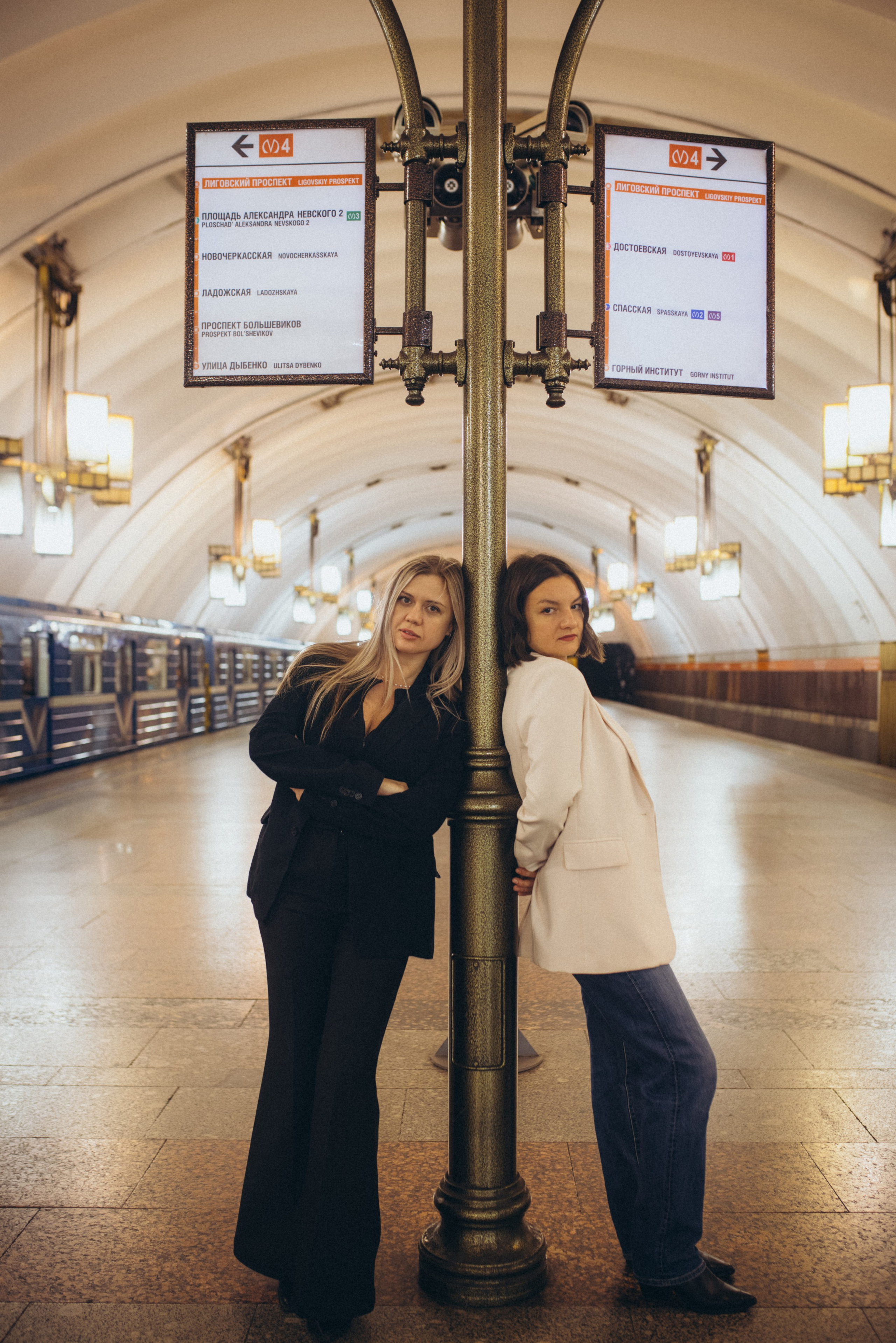 Катя и Кристина в метро. Klerout Photographer