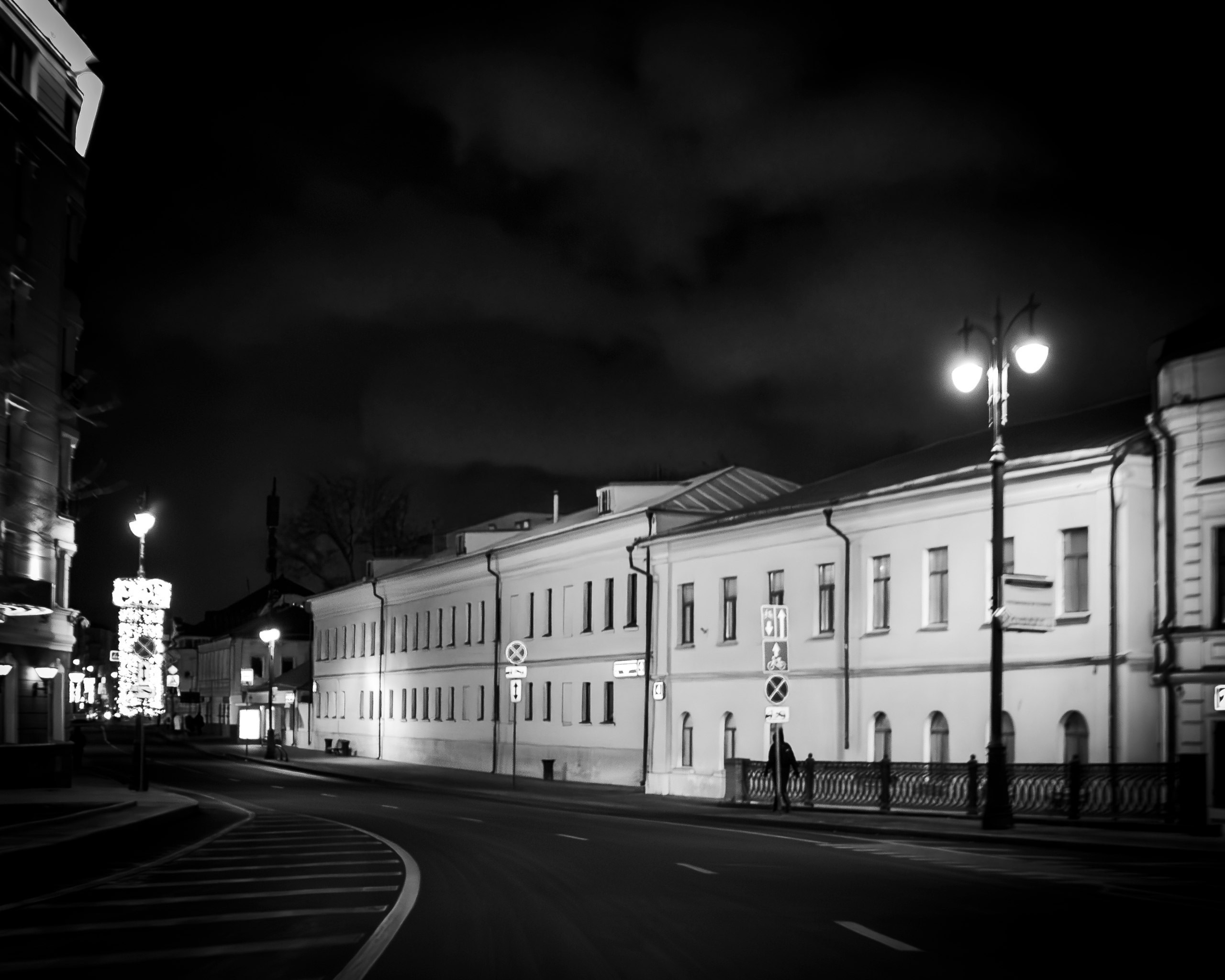 Уличная сцена с драматичным освещением