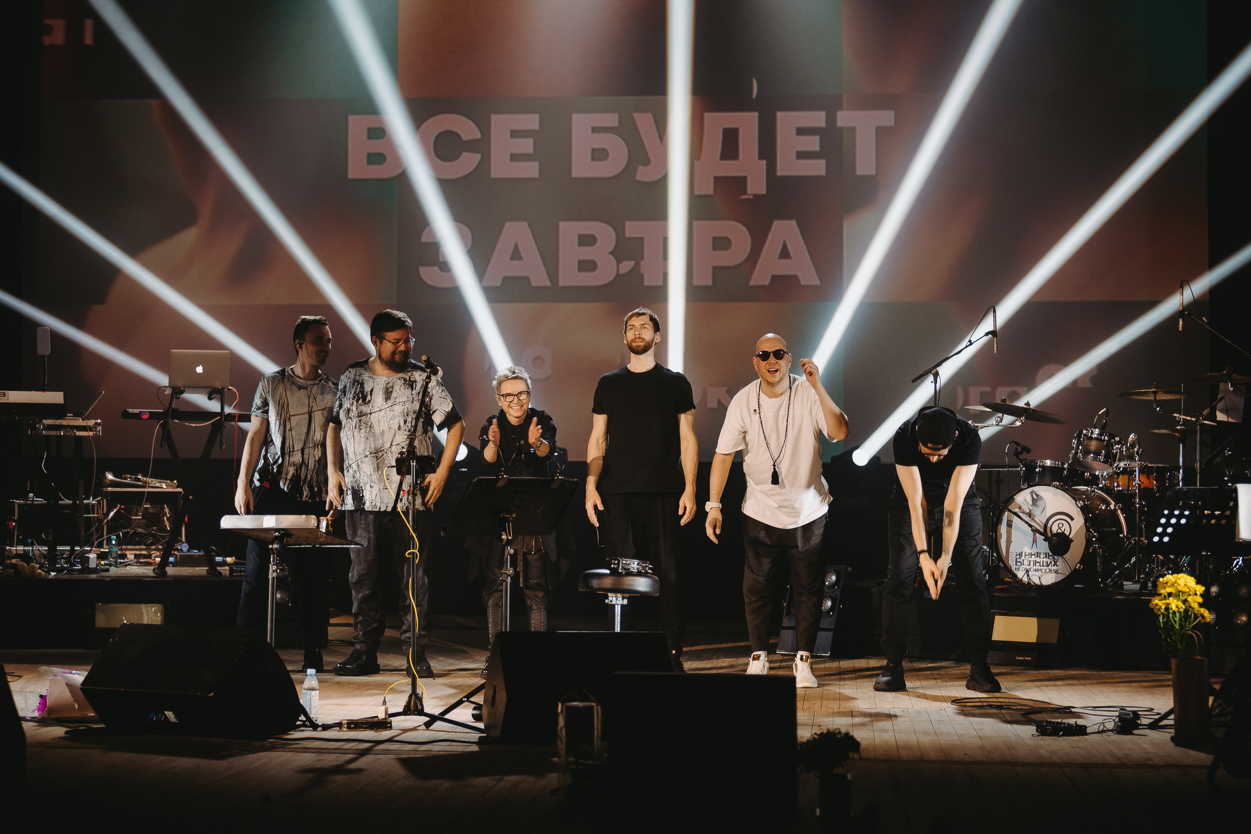 Сурганова и оркестр. Фото и видео контент за одну съемку — Веретенников Егор