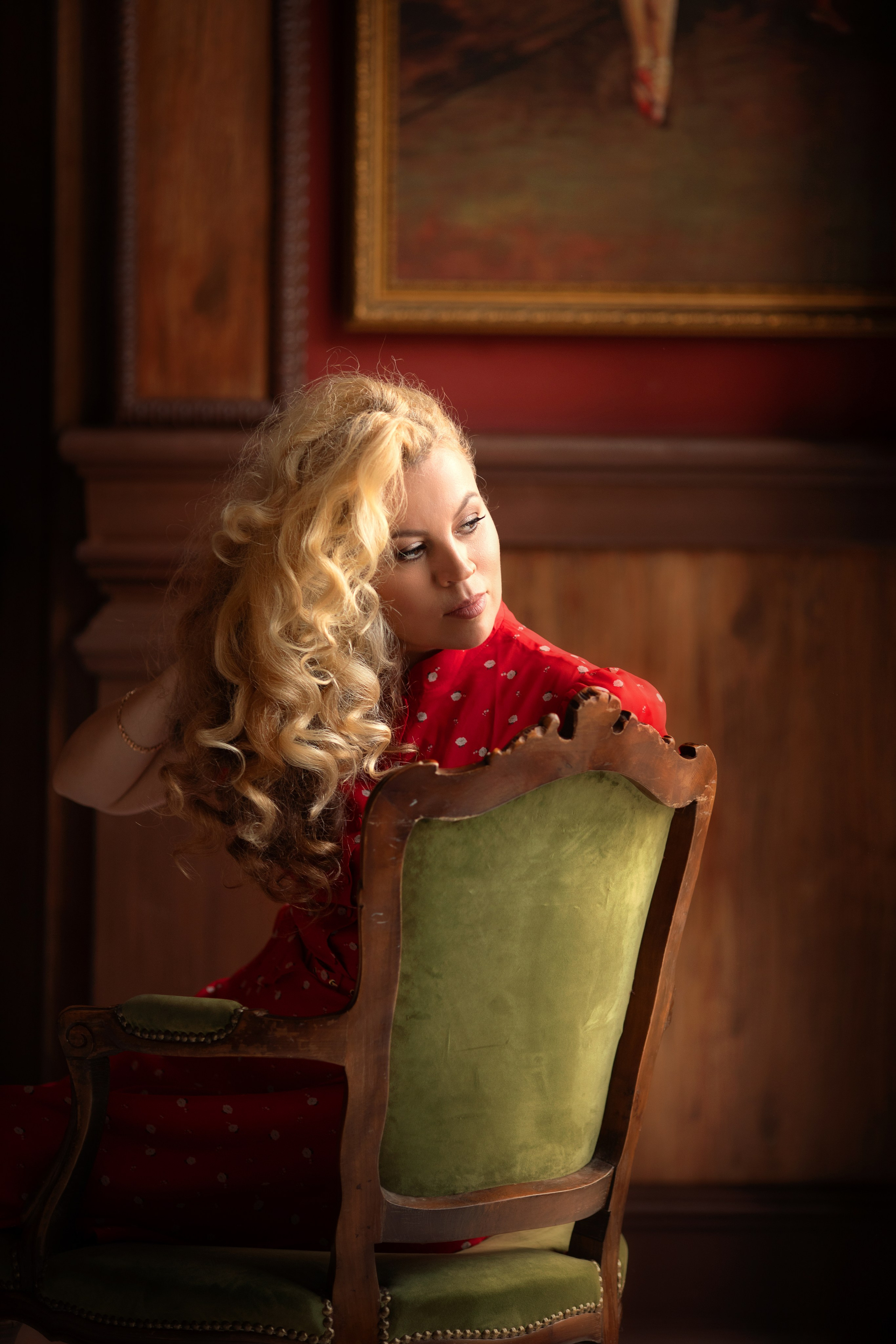 Женский портрет в студии Leona Stage. Детский и семейный фотограф Муксимова Ирина