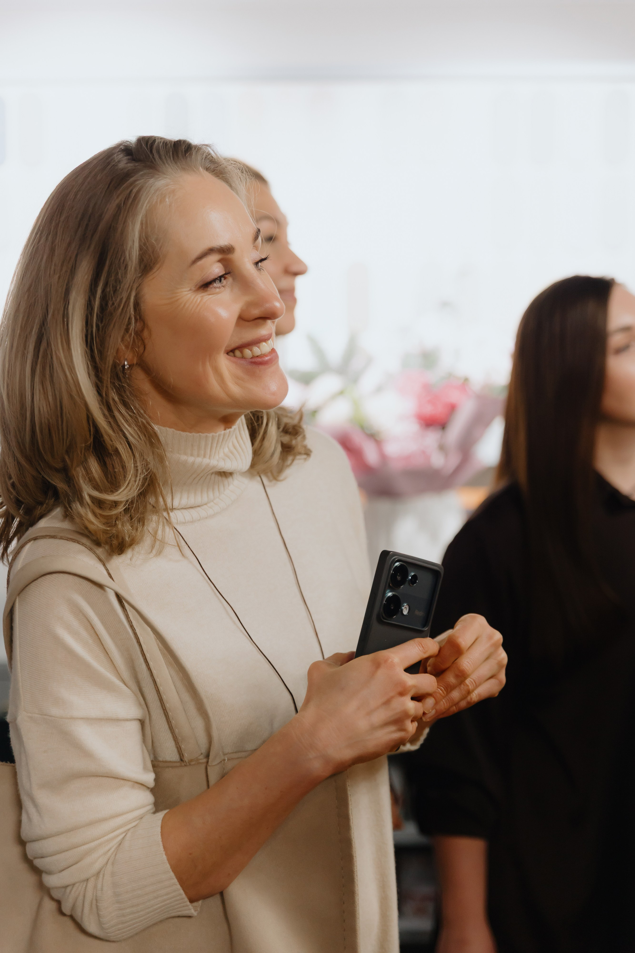 Предновогодний «Кофе-рейв» в L. DECO 17 декабря 2025 года. L. Deco интерьерный салон. Краски/обои/лепной декор