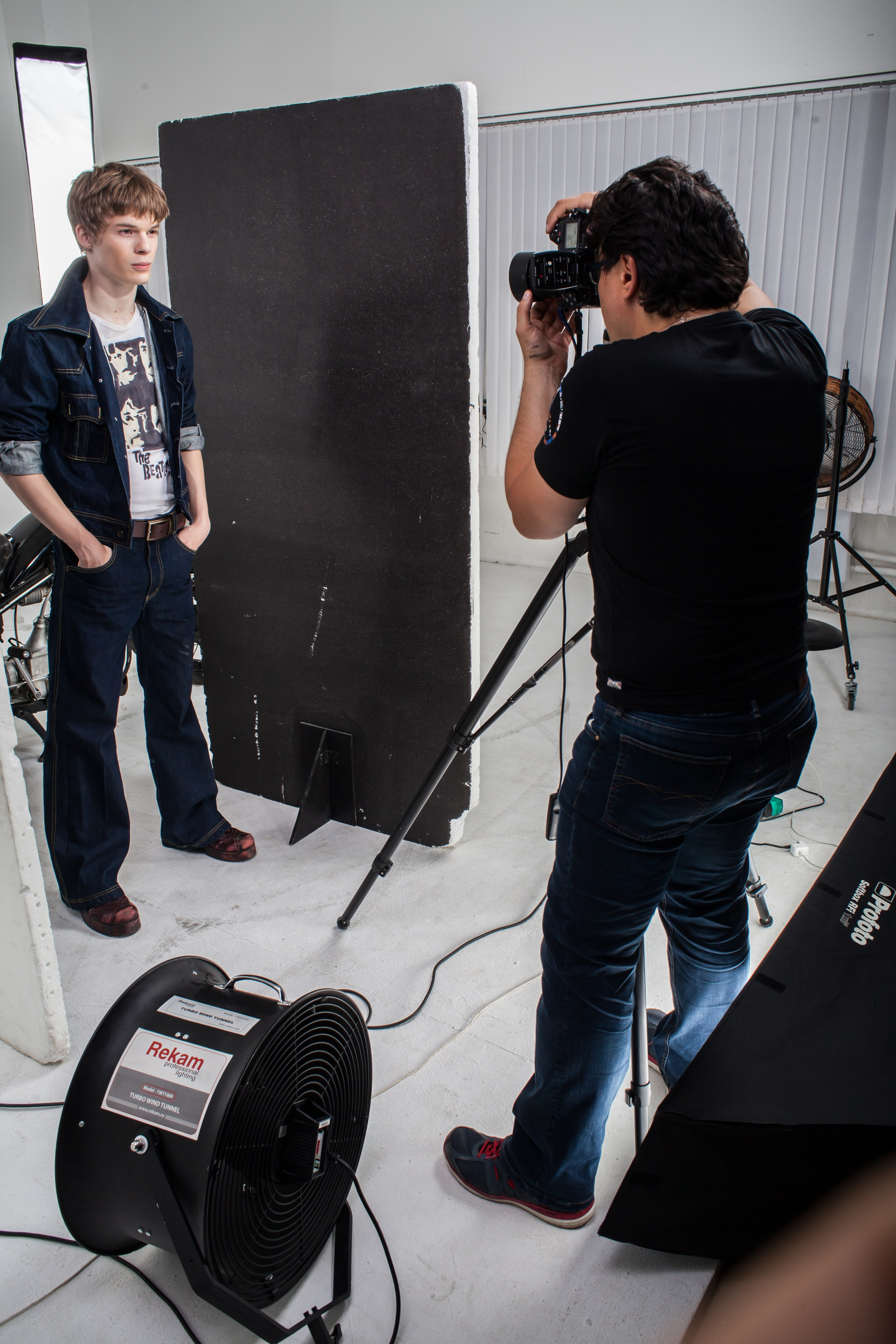 BACKSTAGE. Www.apowerstudio.com