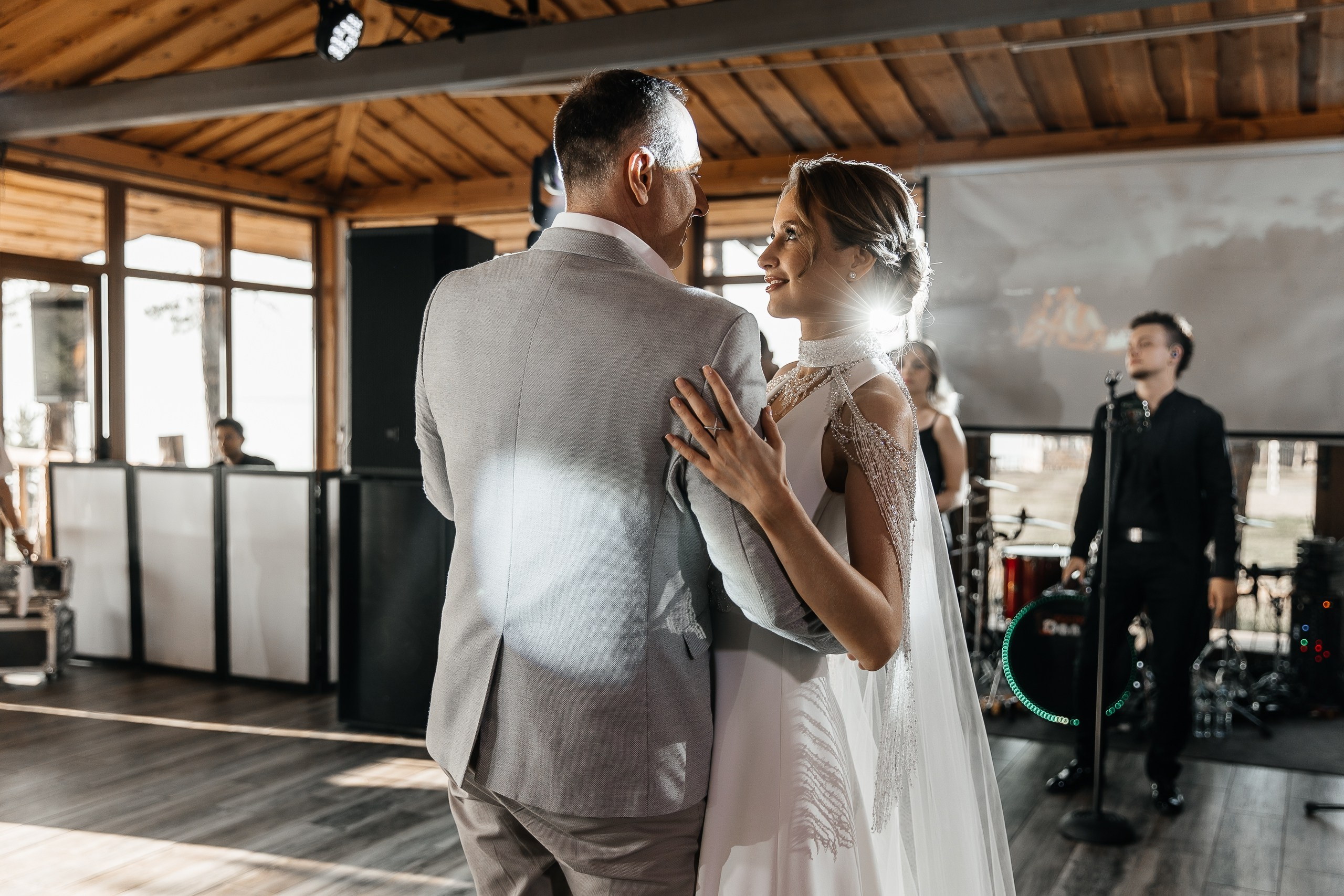 Здравствуйте! Я&nbsp;свадебный фотограф из&nbsp;Ульяновска, работаю в&nbsp;том числе по&nbsp;всей России и&nbsp;с&nbsp;выездом за&nbsp;границу. Снимаю свадьбы, lovestory, корпоративы, светский репортаж. Провожу обучение по&nbsp;фотографии, мастер-классы и&nbsp;воркшопы для других фотографов.