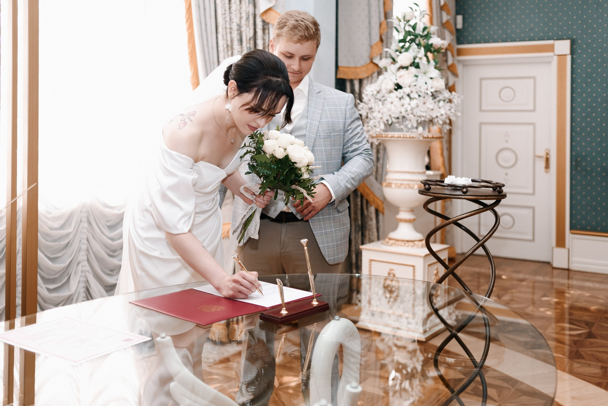 Свадебный фотограф Тюмень — Роман и Ксения: фотосессия с гостями и прогулка в парке. Портретный фотограф Тюмень Дарья Мустафина