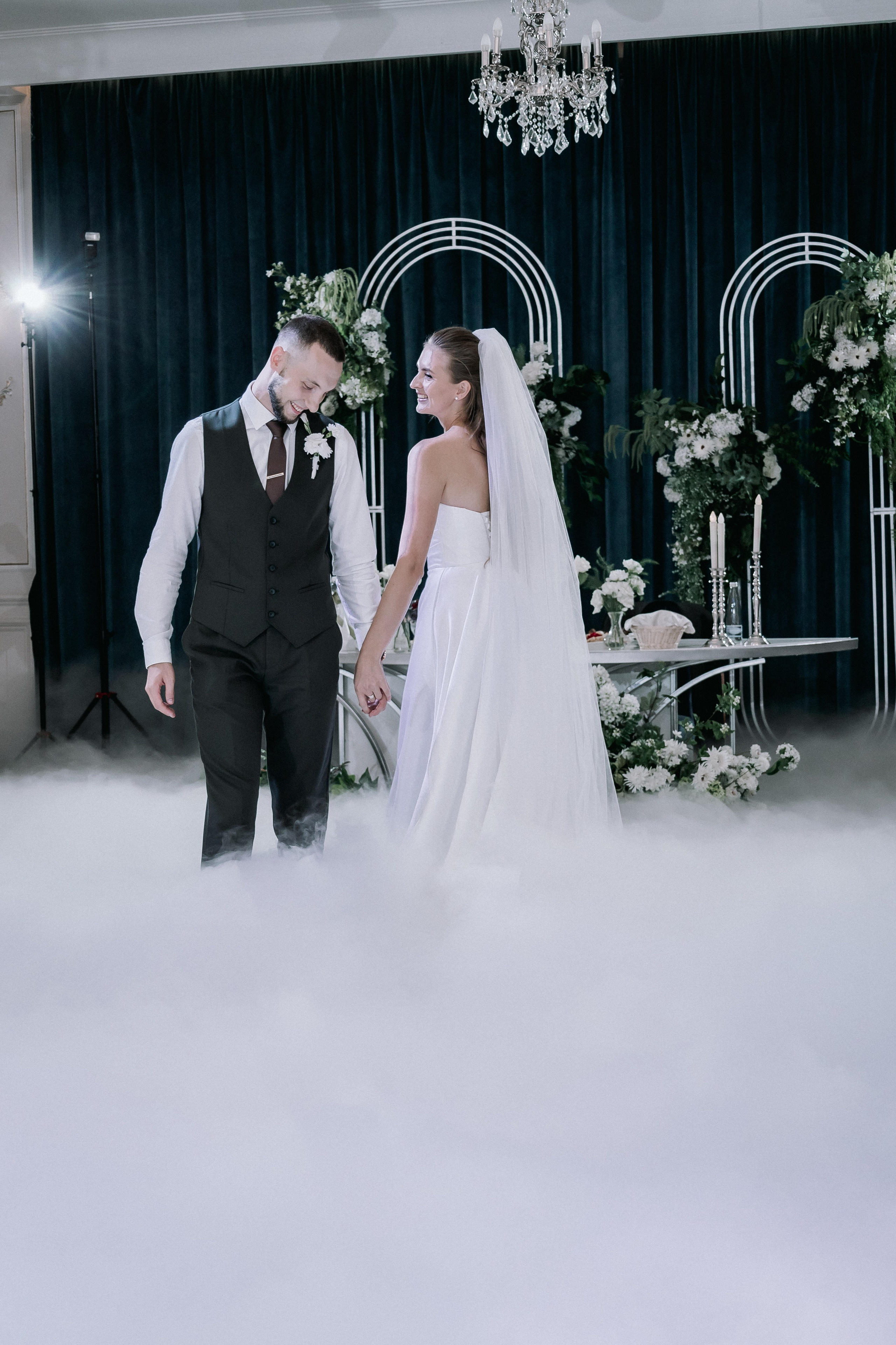 Свадебная прогулка. Эвелина и Дмитрий. Свадебная фотография. Арина Рубах