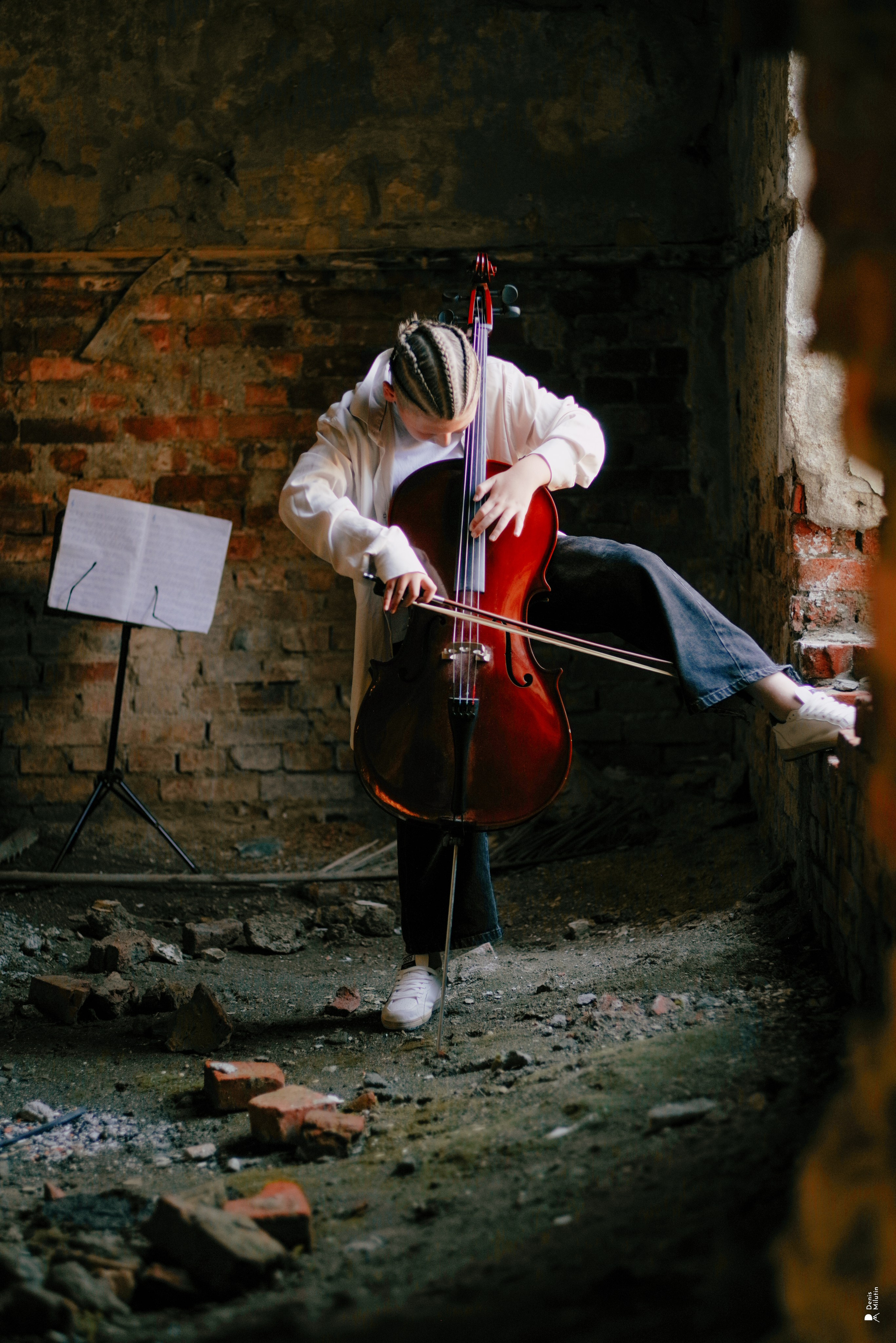 Виолончелист. Портретный фотограф Денис Милютин