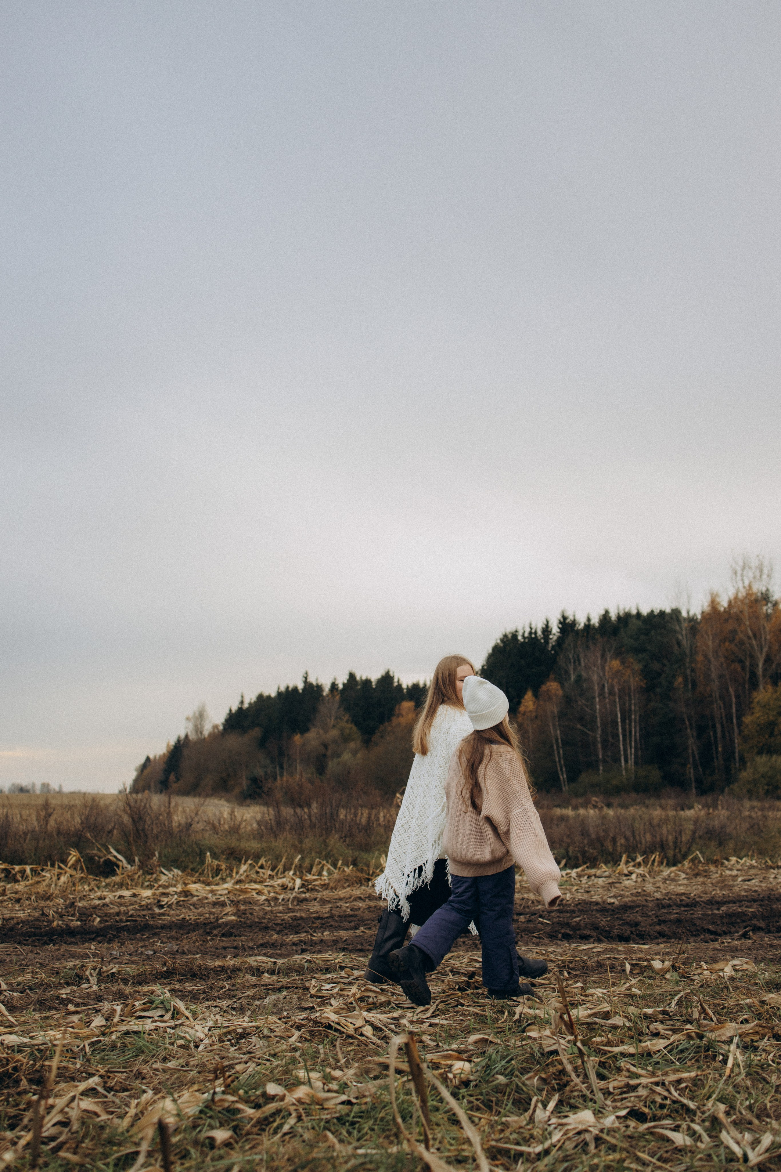Оля, Ксюша и кукуруза. Фотограф Елена Рябцева