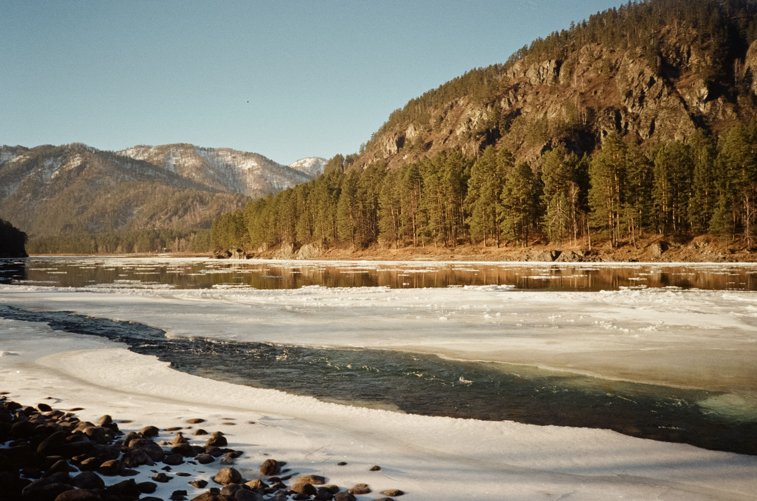 Панорама Катуни, торосы и виды с качелей на горе. Фотограф-документалист Мария Осокина