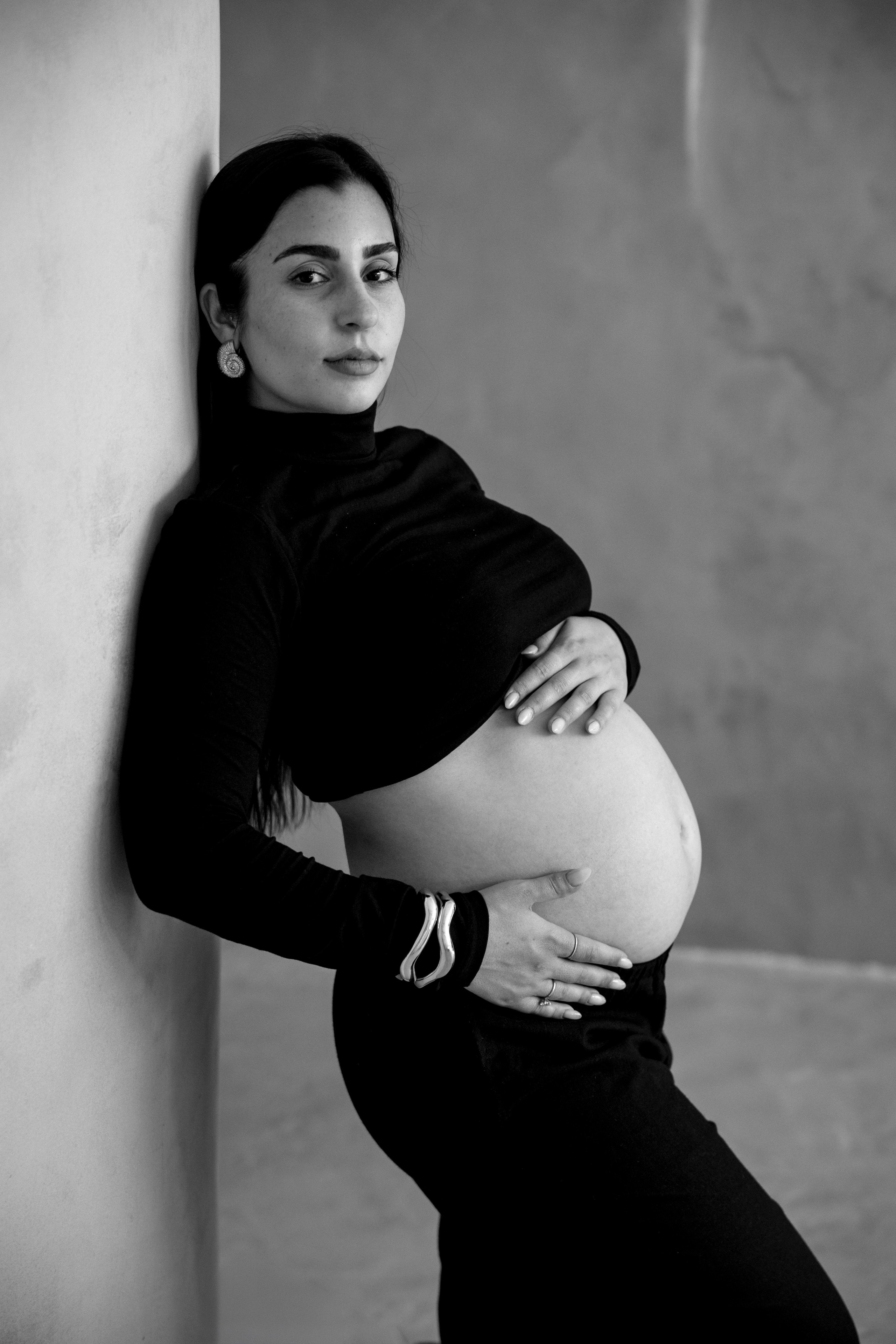 Pregnancy photoshoot inside the Grey Studio. Главная
