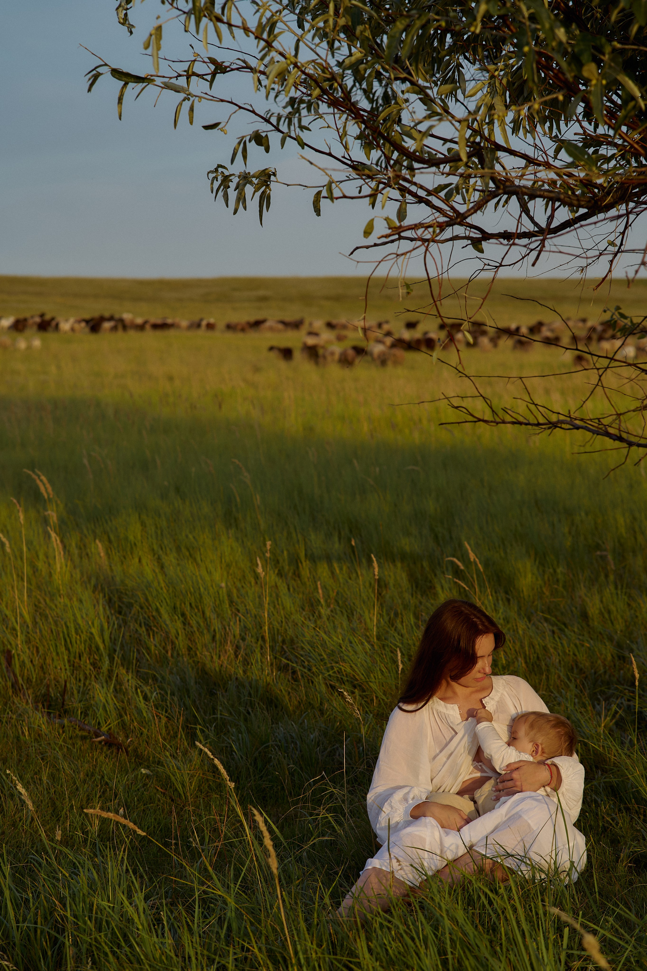 Шамиль, Аня и Марс в поле с барашками. Семейный и свадебный lifestyle-фотограф в Москве Мария Петрова