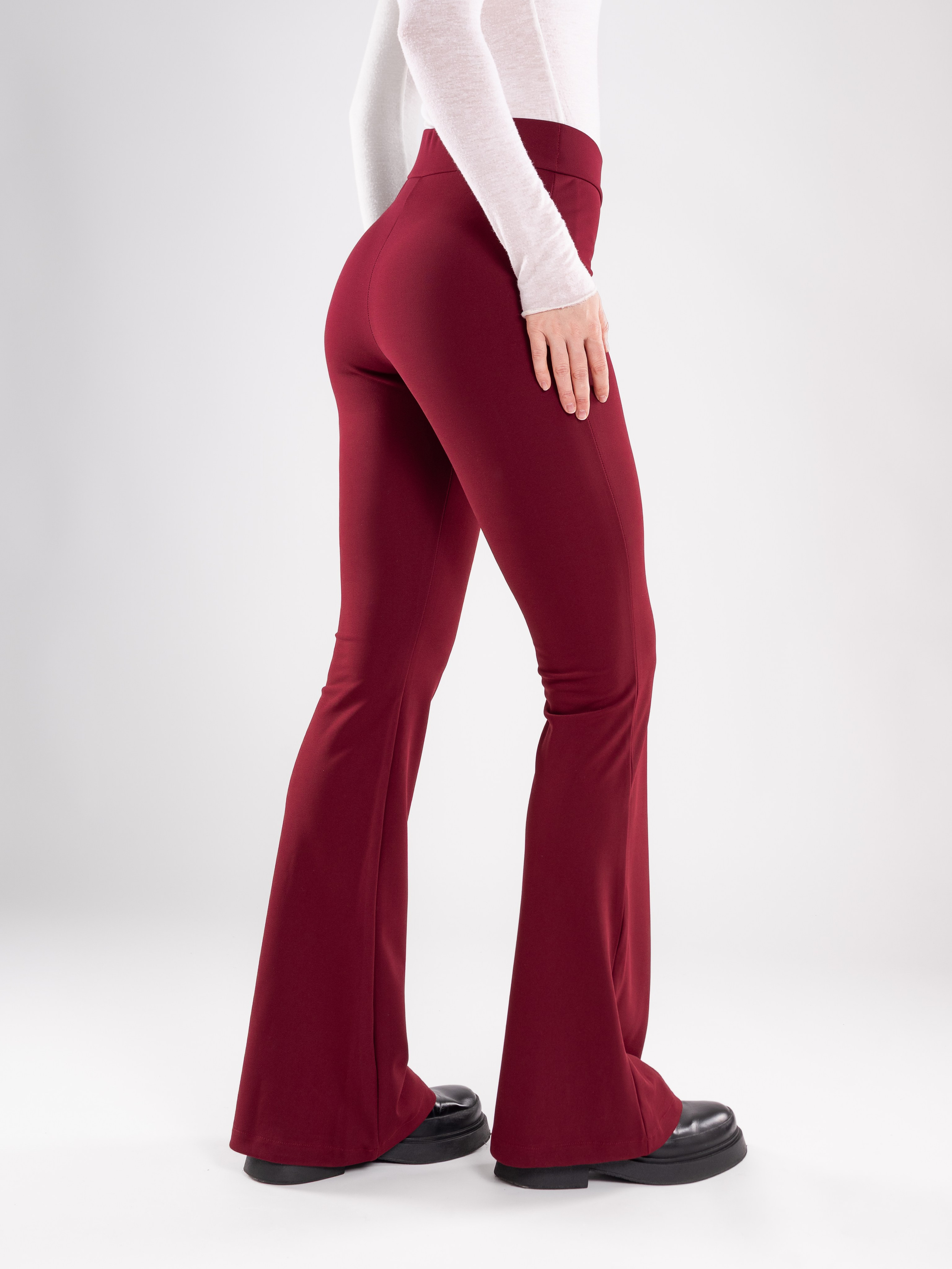 Брюки клёш. Предметный фотограф, фото для маркетплейсов Пятигорск, КМВ