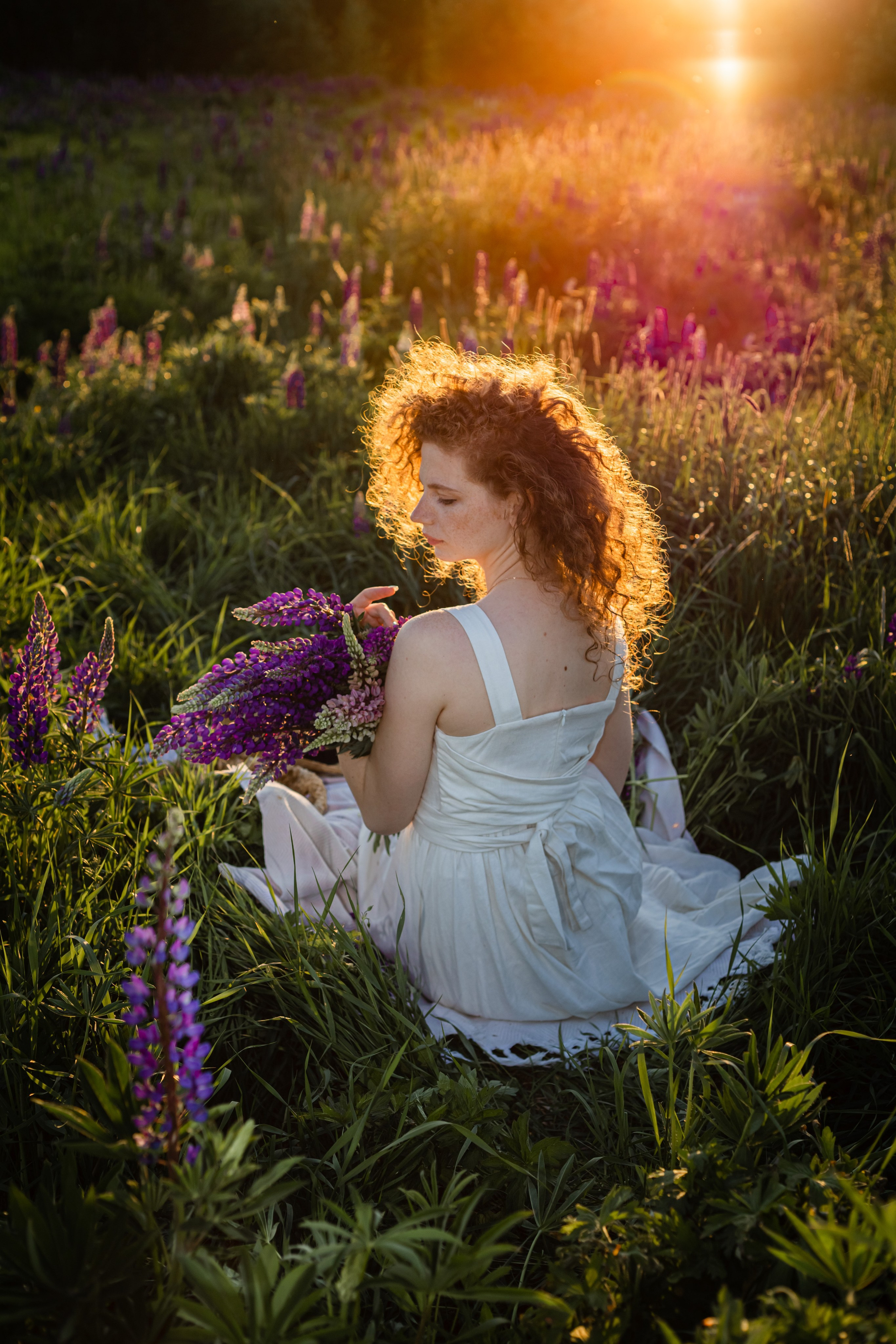 Ирина в люпинах. Женская фотосессия в поле люпинов. Семейный и детский фотограф в Санкт-Петербурге Павлова Елена