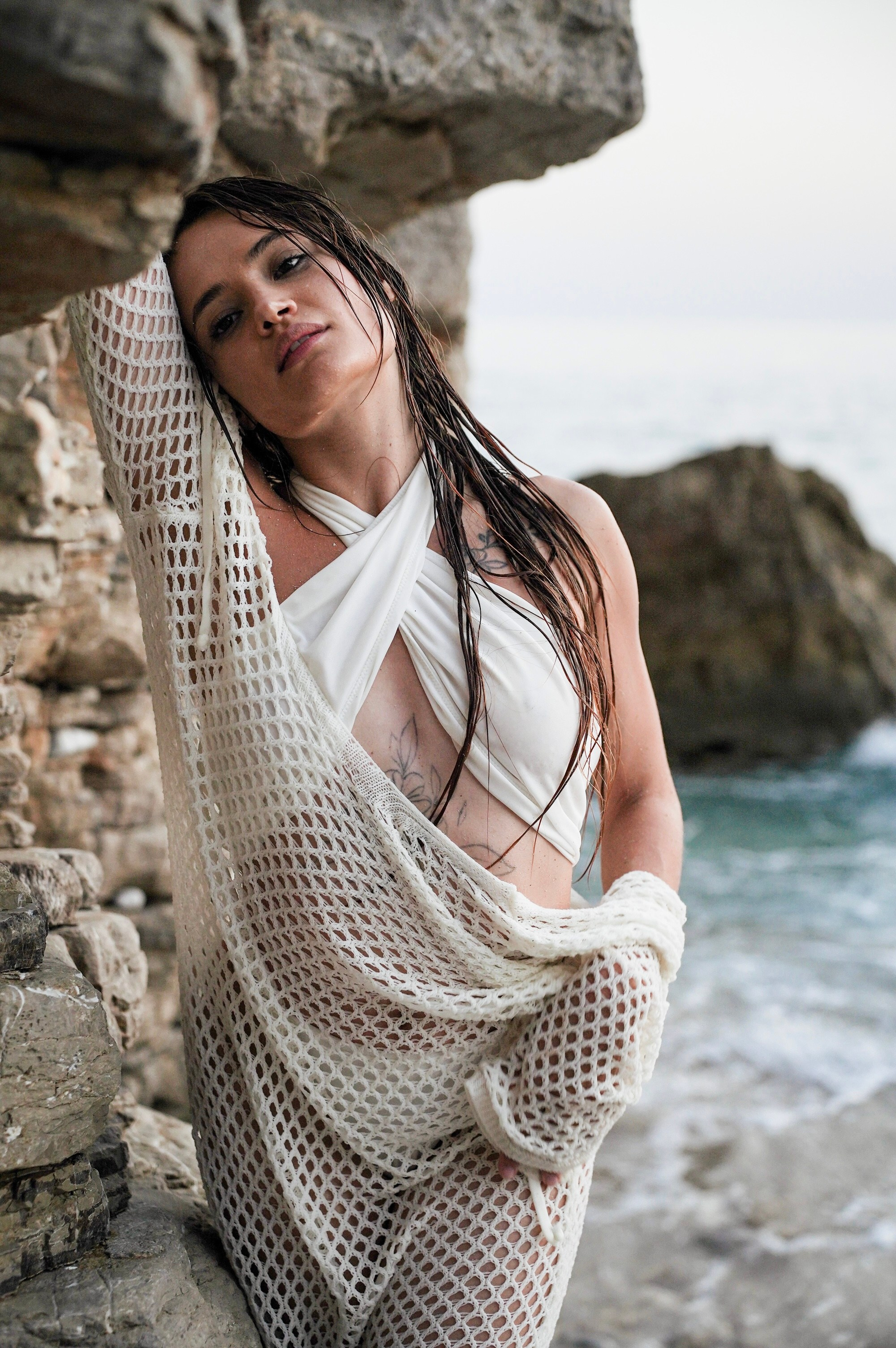 Уникальная фотосессия у моря в Стамбуле с видом на городские панорамы.