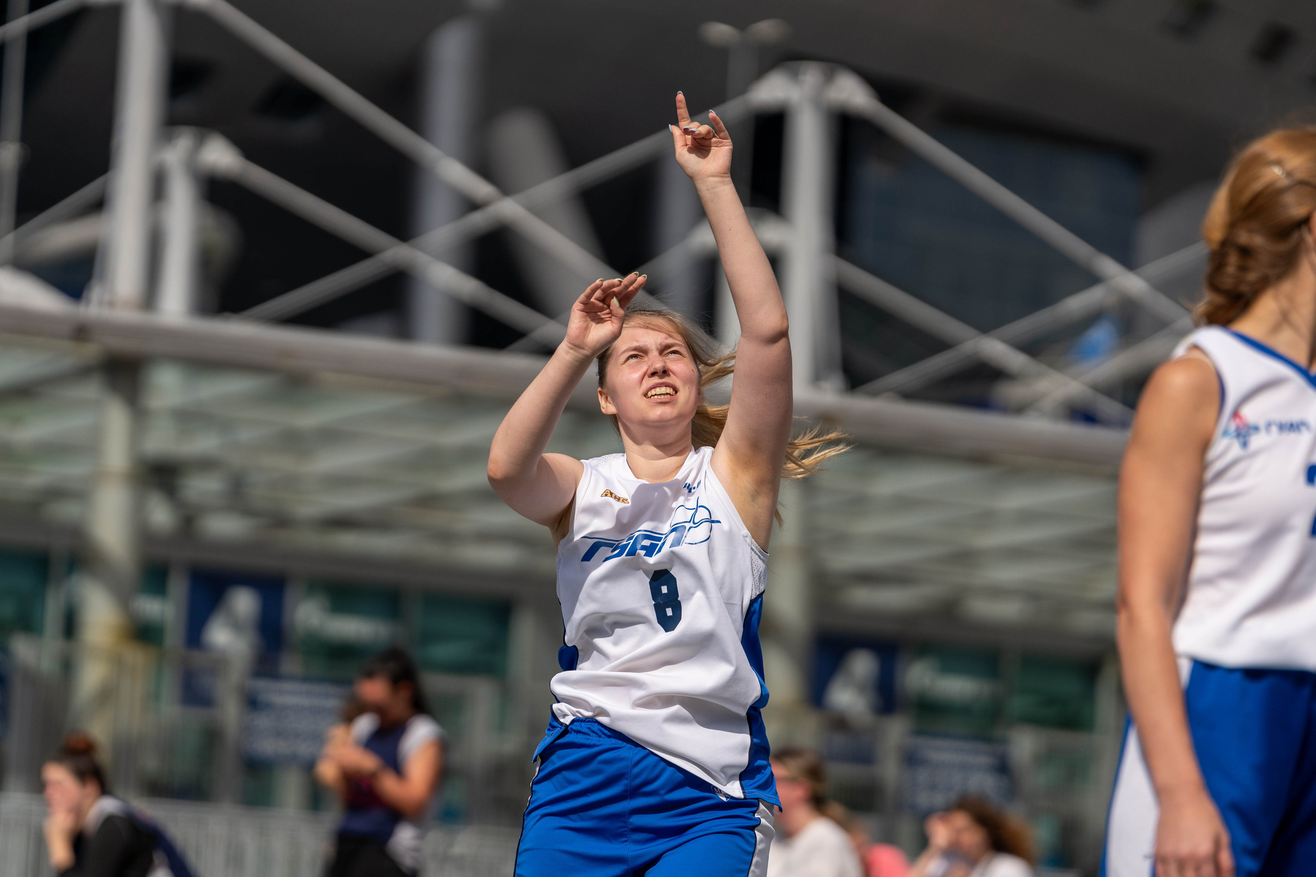 Баскетболистка выполняет бросок на матче 3х3 «Оранжевый мяч» — спортивный фотограф