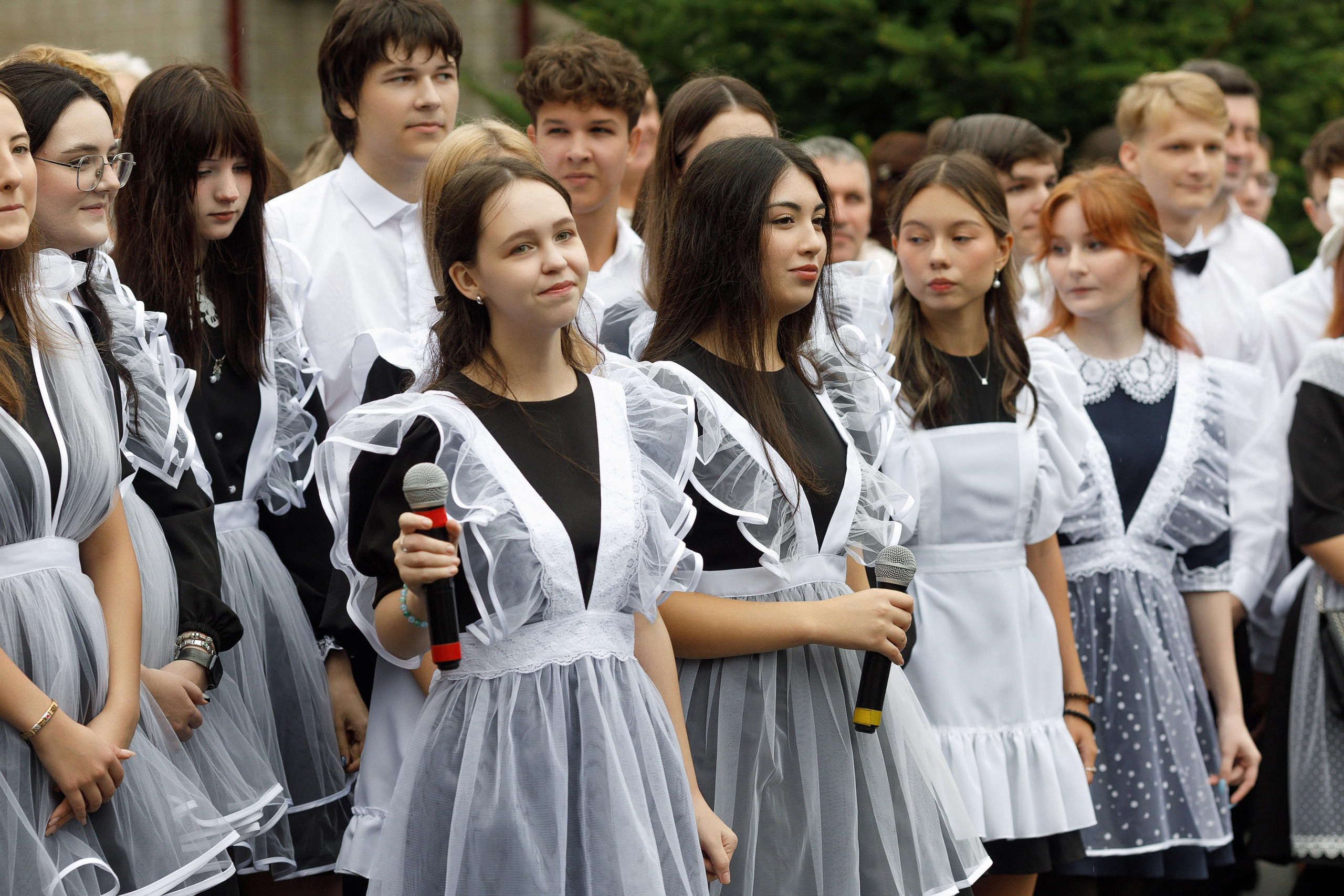 Линейка 11 клас Гимназия Артём. Photoalbum-vl.ru