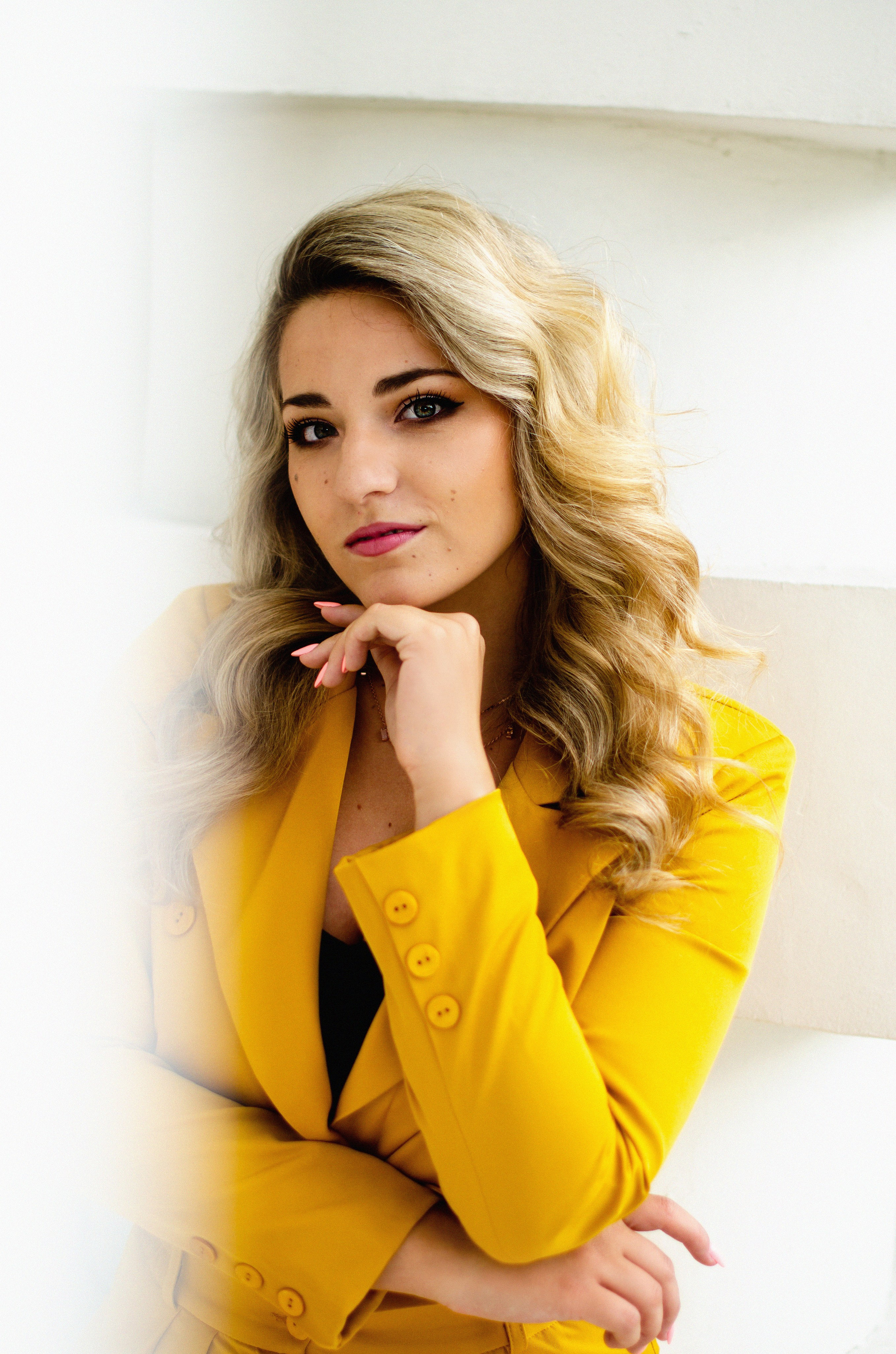 Lady in yellow. Family, portrait, content photo in Costa Rica Evgeniya Besprozvannykh