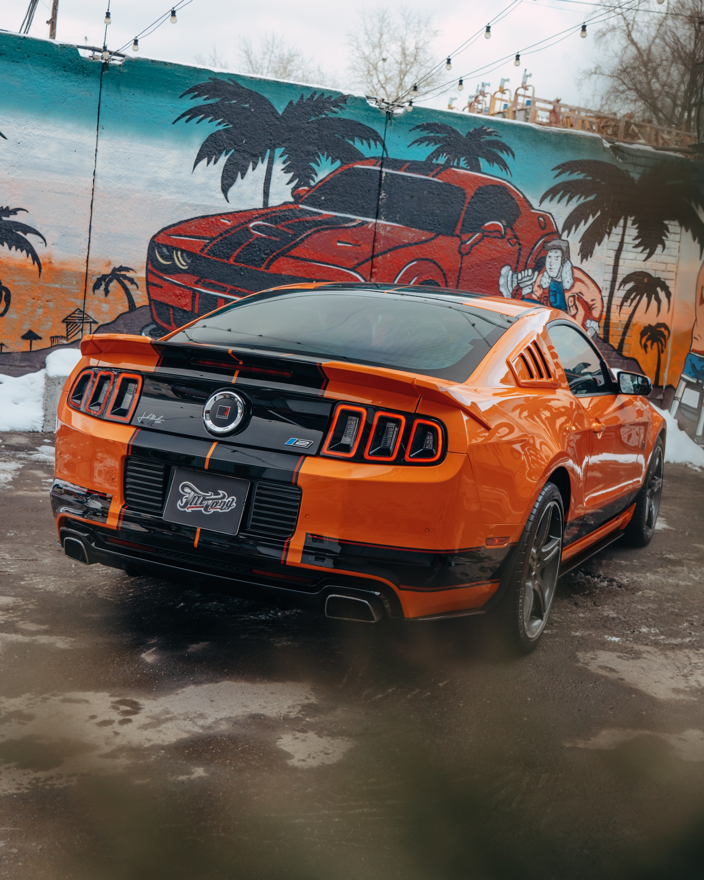 Ford Mustang Roush оранжевый окрас кузова и выкрас полос. DeLorein