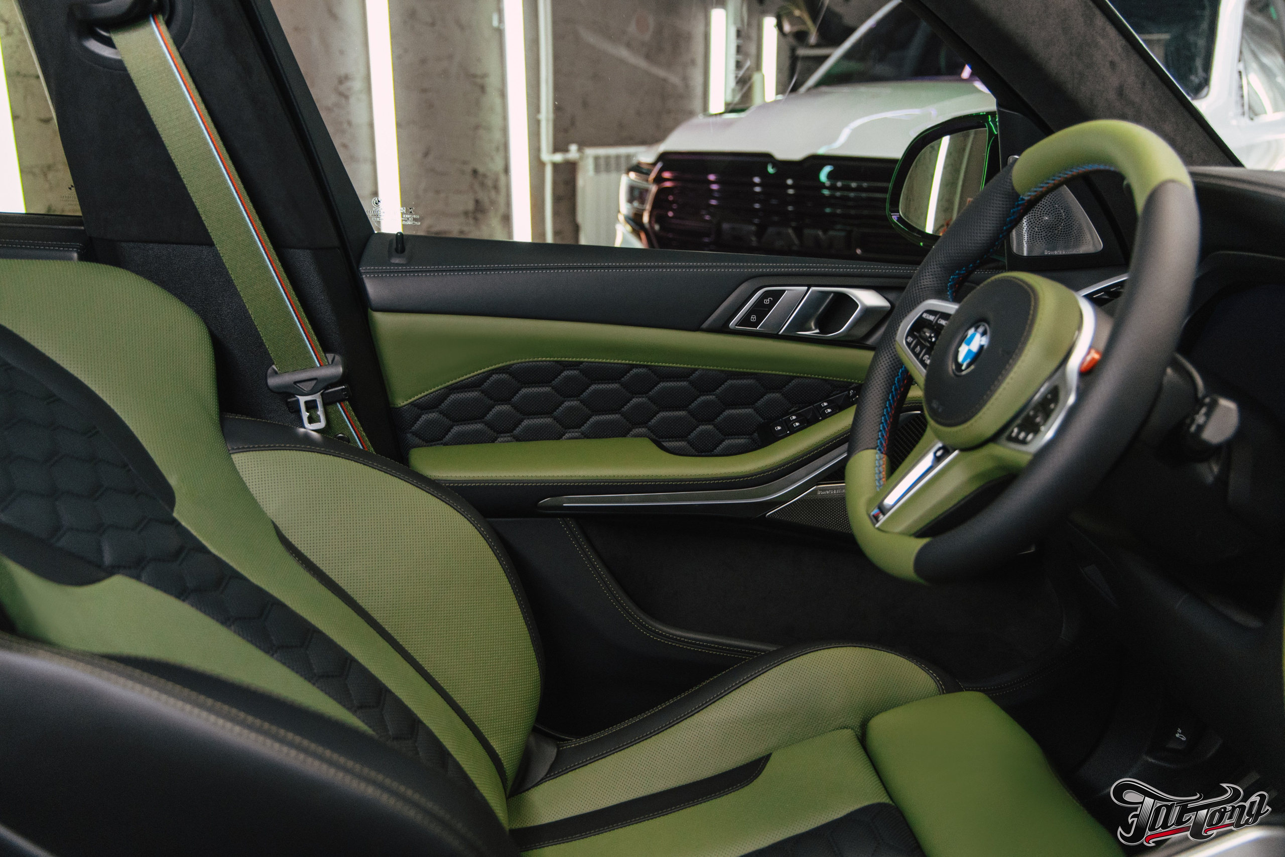 BMW X5M пошив салона в зеленую кожу. DeLorein