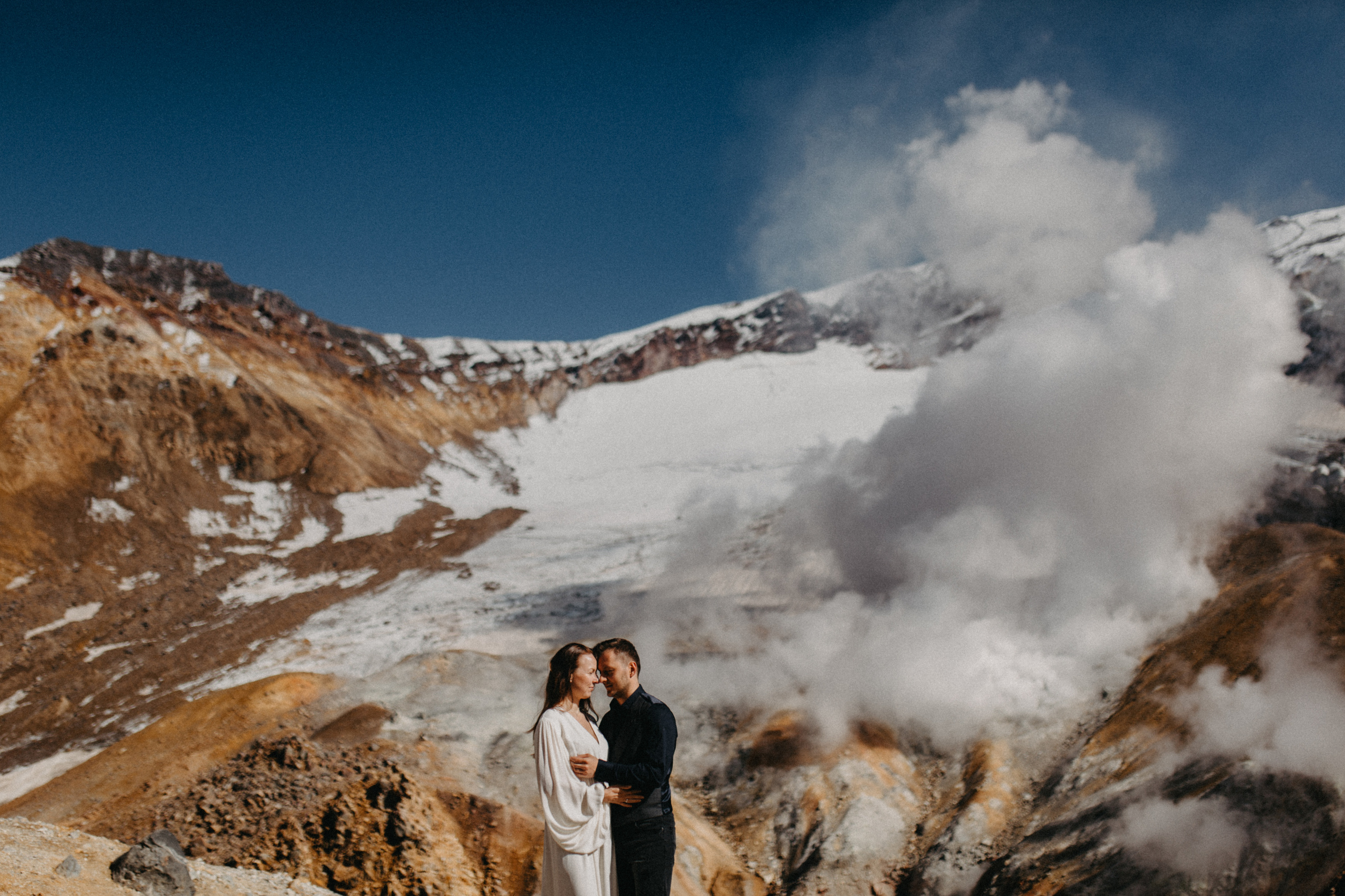 Мутновский вулкан. Федор и Ольга. Свадебное фото и видео на Камчатке. Туристические маршруты