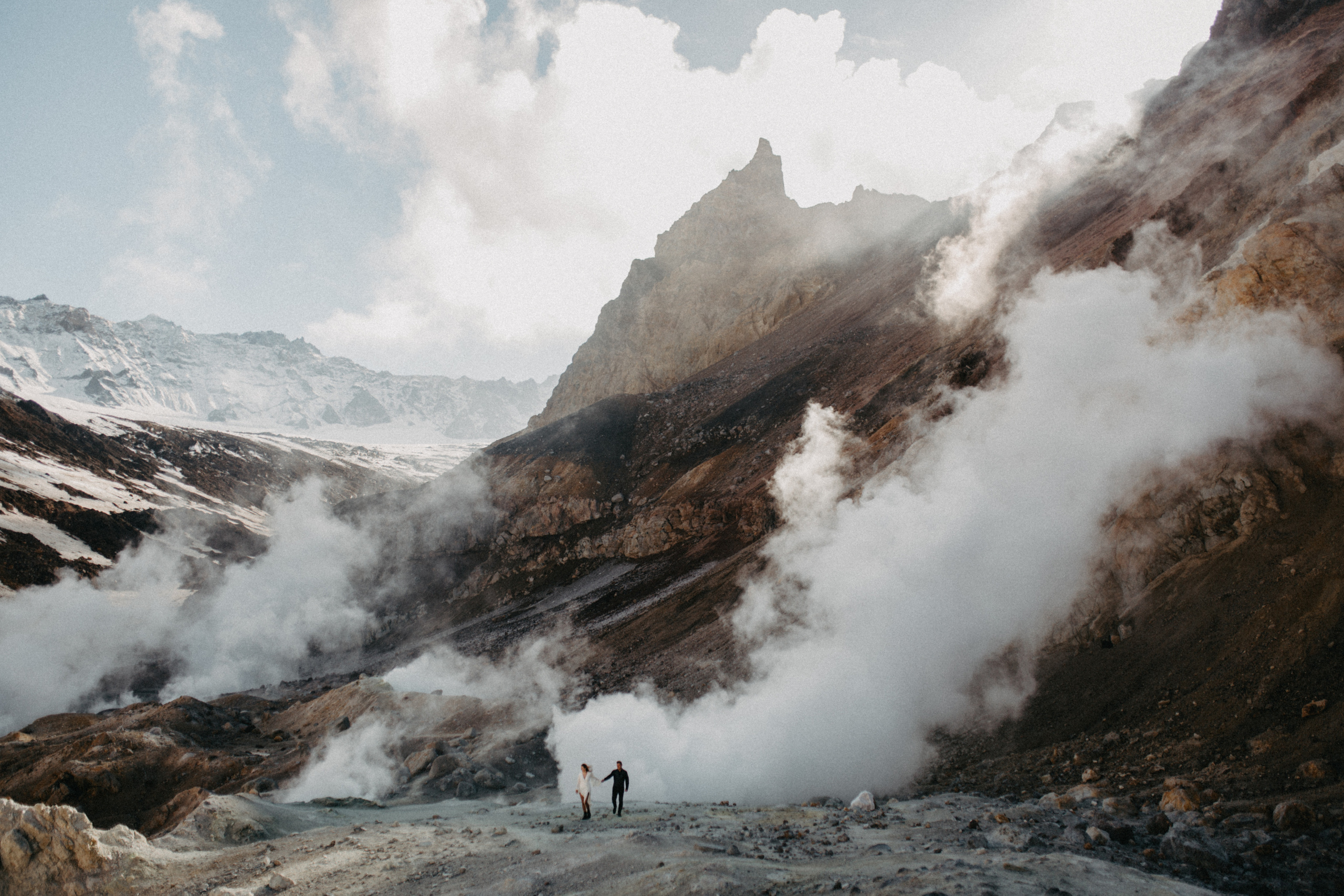 Мутновский вулкан. Федор и Ольга. Свадебное фото и видео на Камчатке. Туристические маршруты