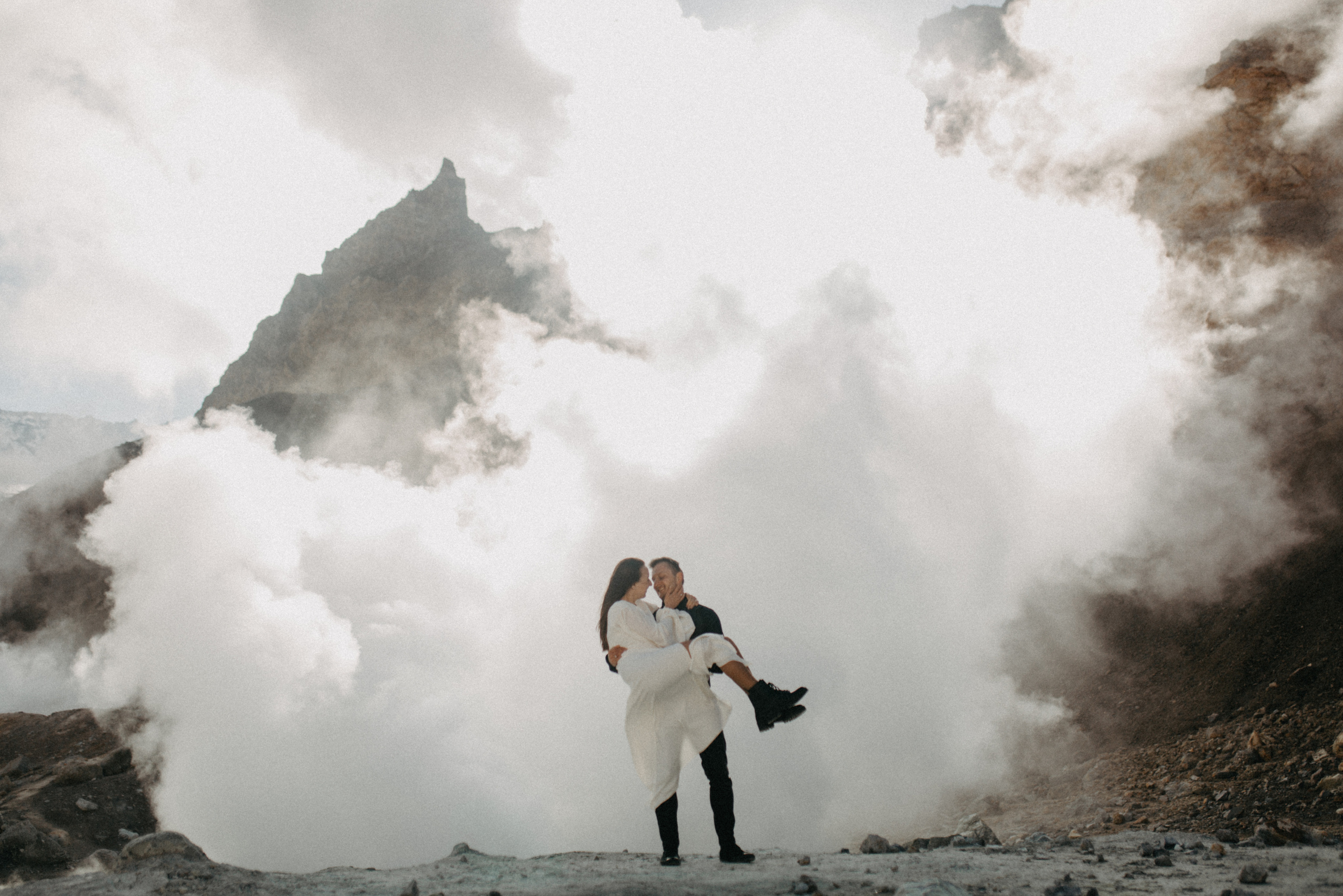 Мутновский вулкан. Федор и Ольга. Свадебное фото и видео на Камчатке. Туристические маршруты
