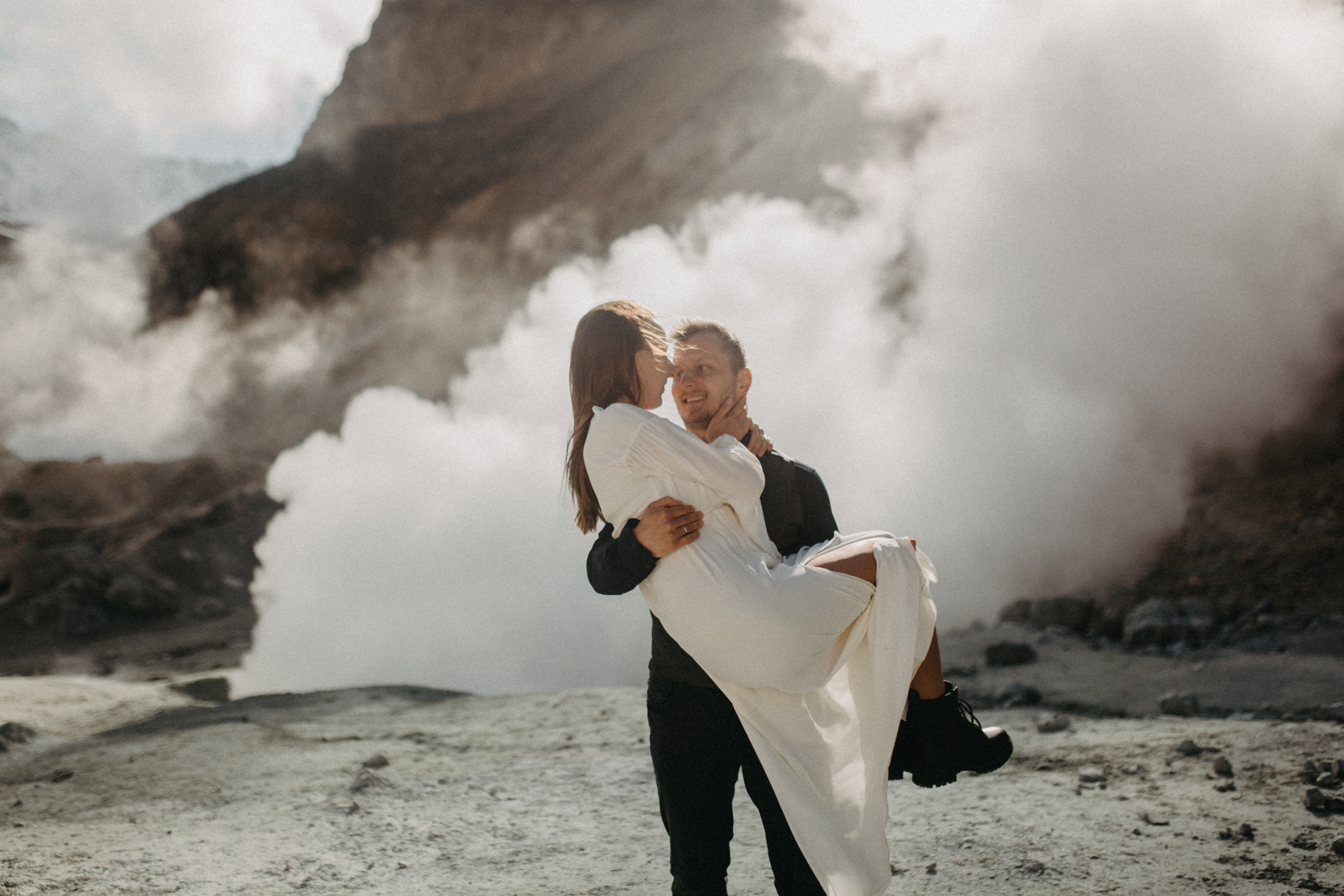 Мутновский вулкан. Федор и Ольга. Свадебное фото и видео на Камчатке. Туристические маршруты