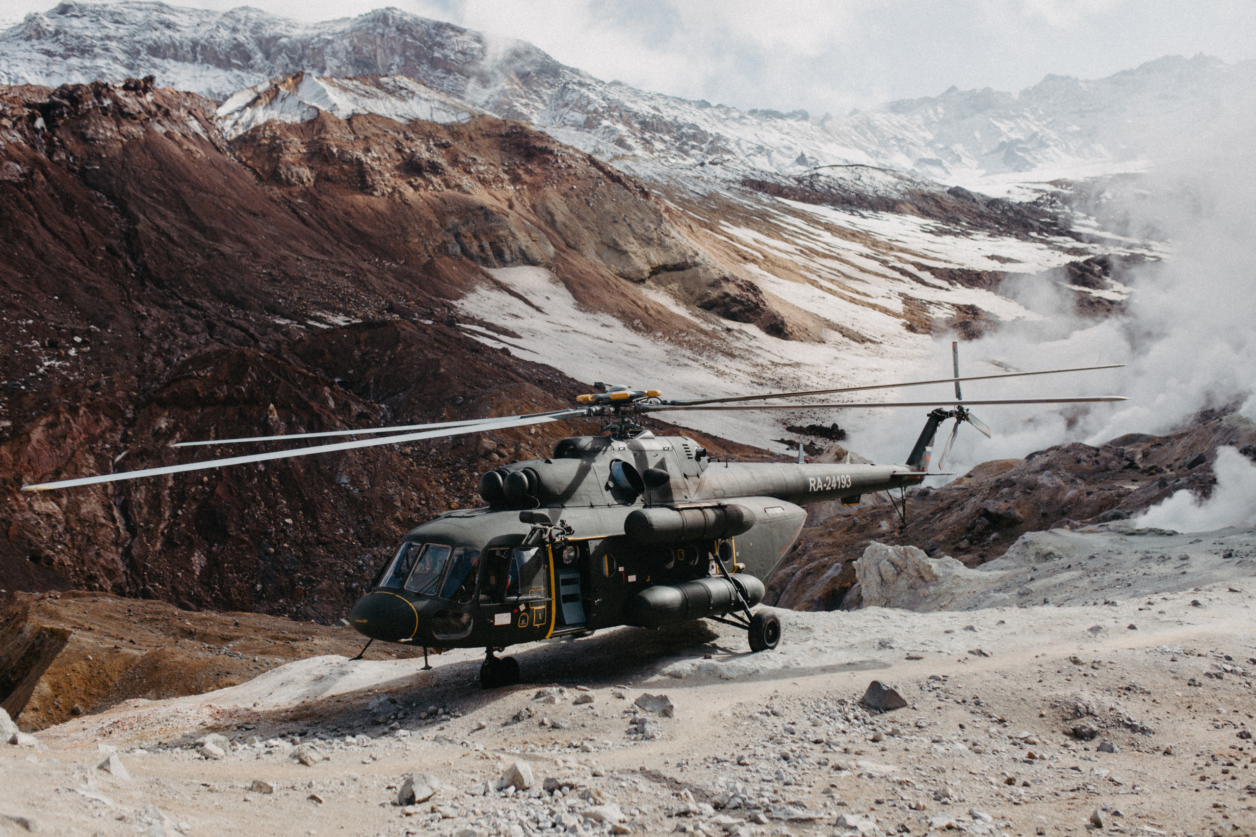 Мутновский вулкан. Федор и Ольга. Свадебное фото и видео на Камчатке. Туристические маршруты