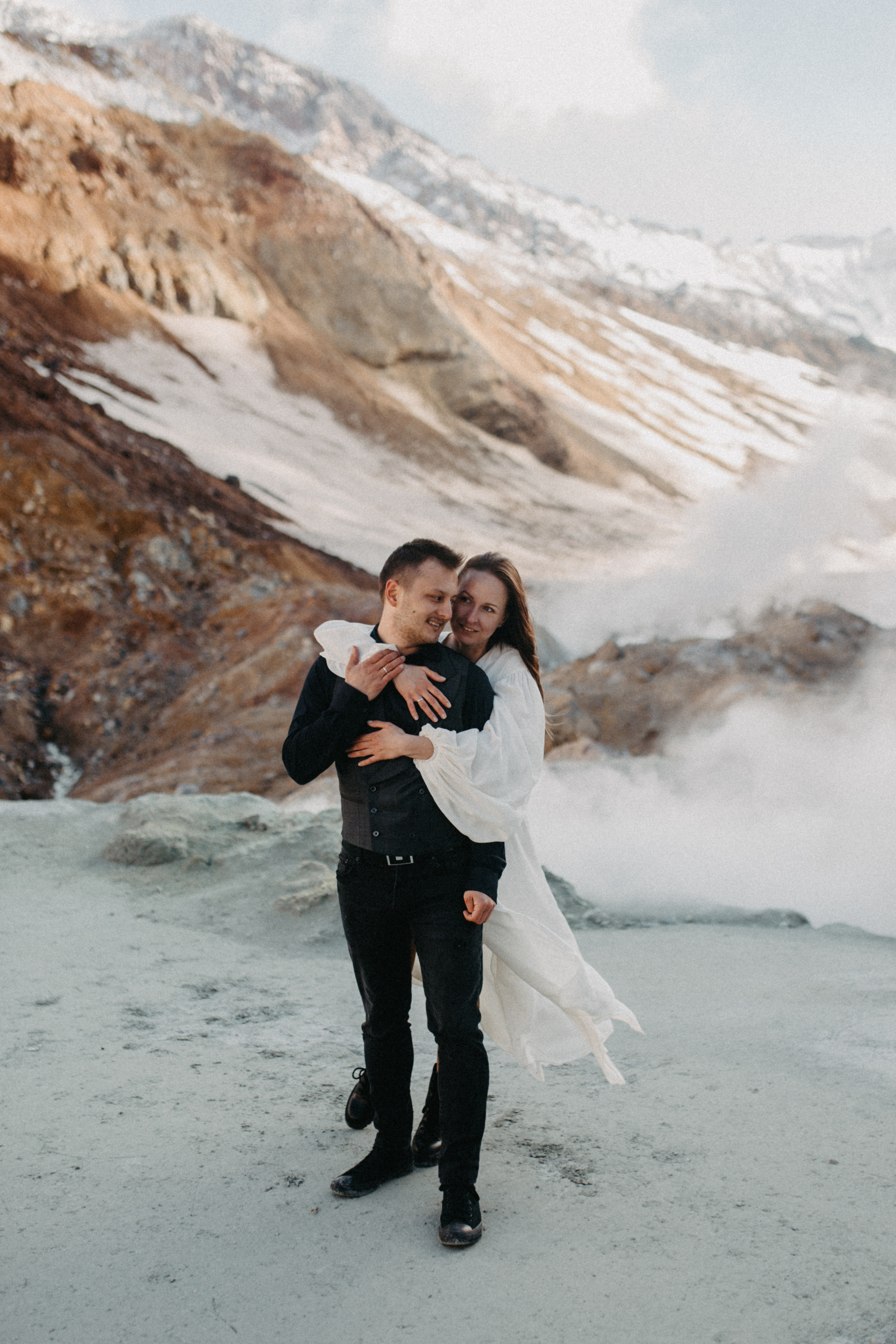 Мутновский вулкан. Федор и Ольга. Свадебное фото и видео на Камчатке. Туристические маршруты