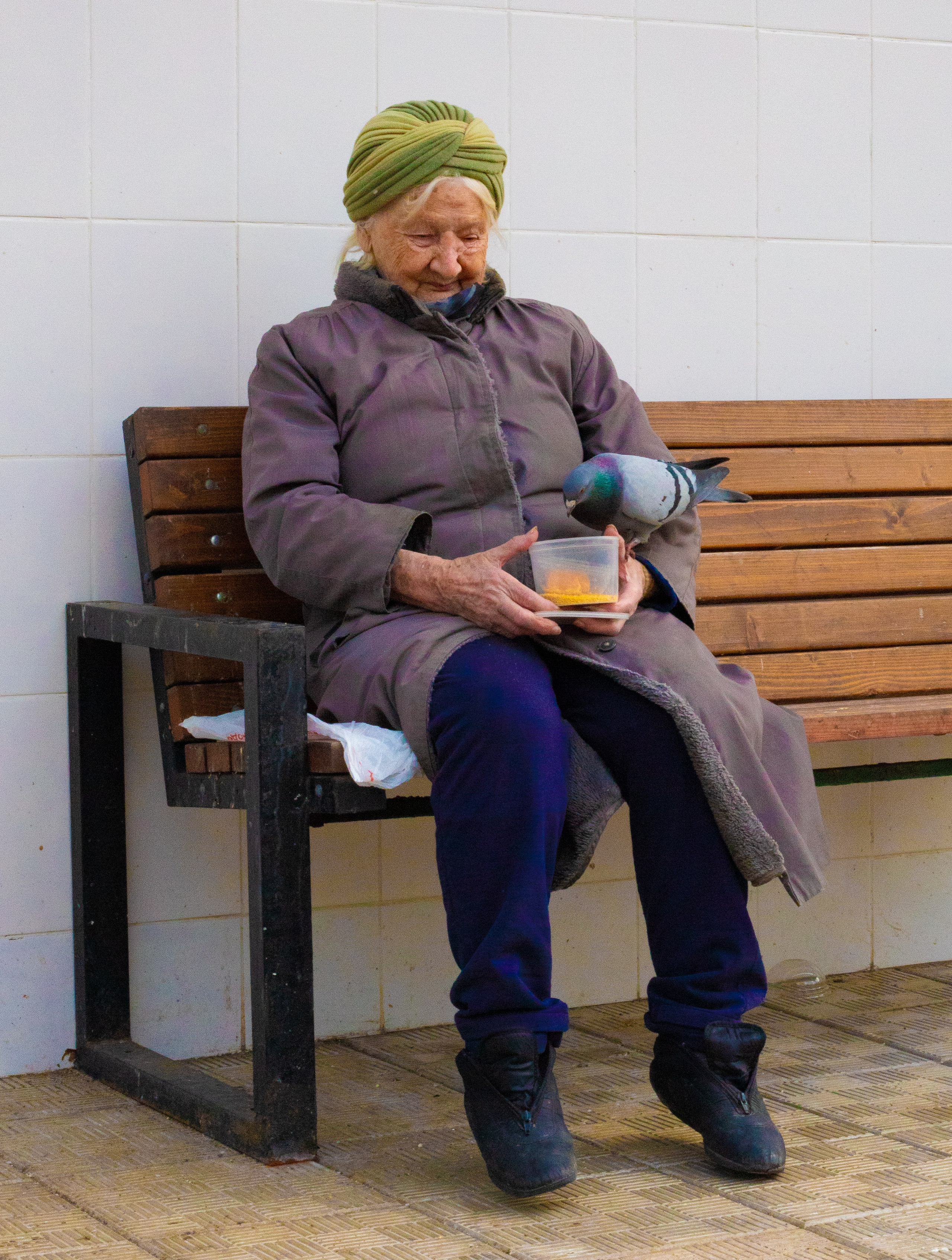 Бабулечка с голубем. Репортажный, интерьерный, семейный, детский фотограф-путешественник Германия Шварцвальд Филлинген Швенинген Москва и Киров Светлана Русских