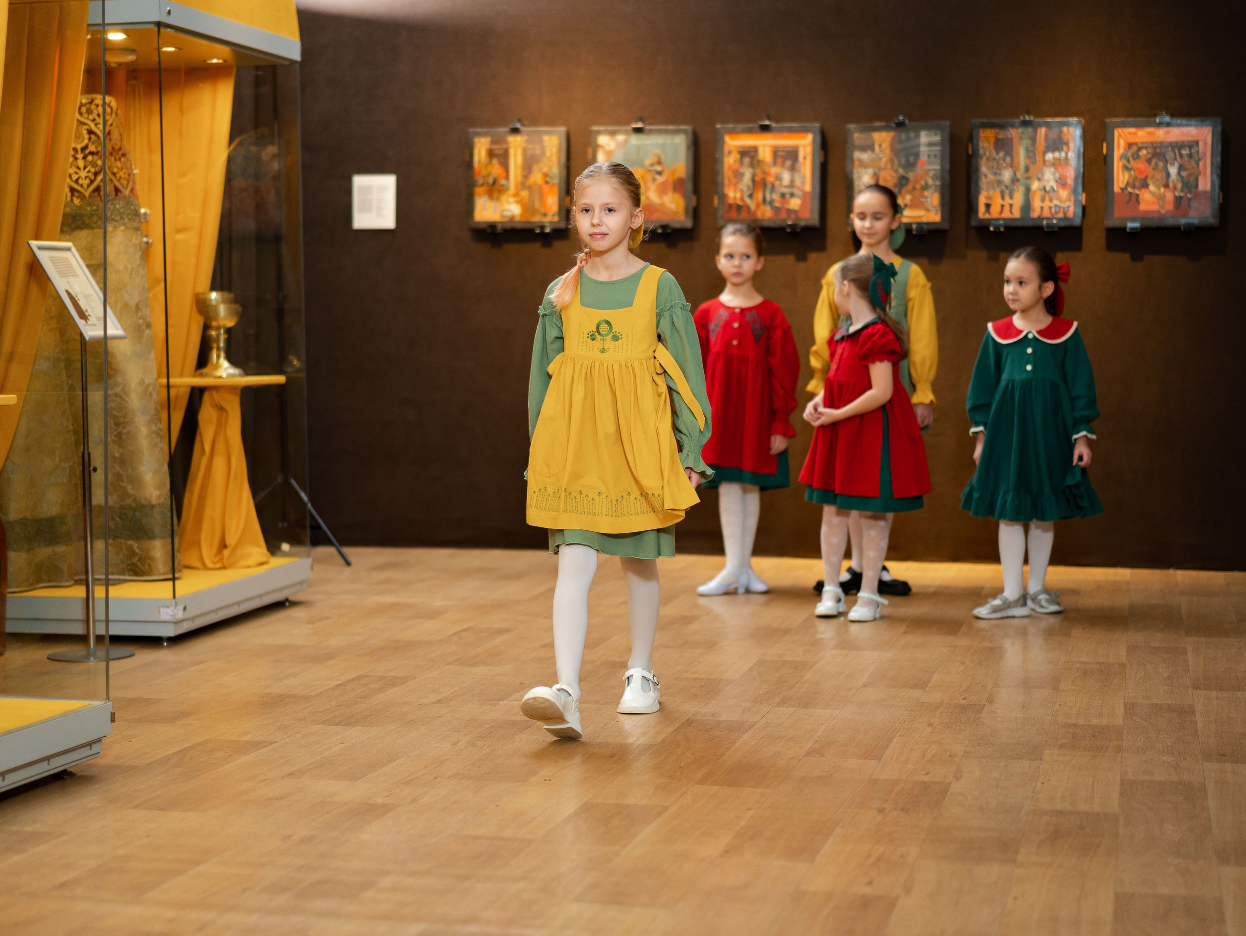 Показ одежды в рамках выставки «105. Лучшее». Фотограф Москва